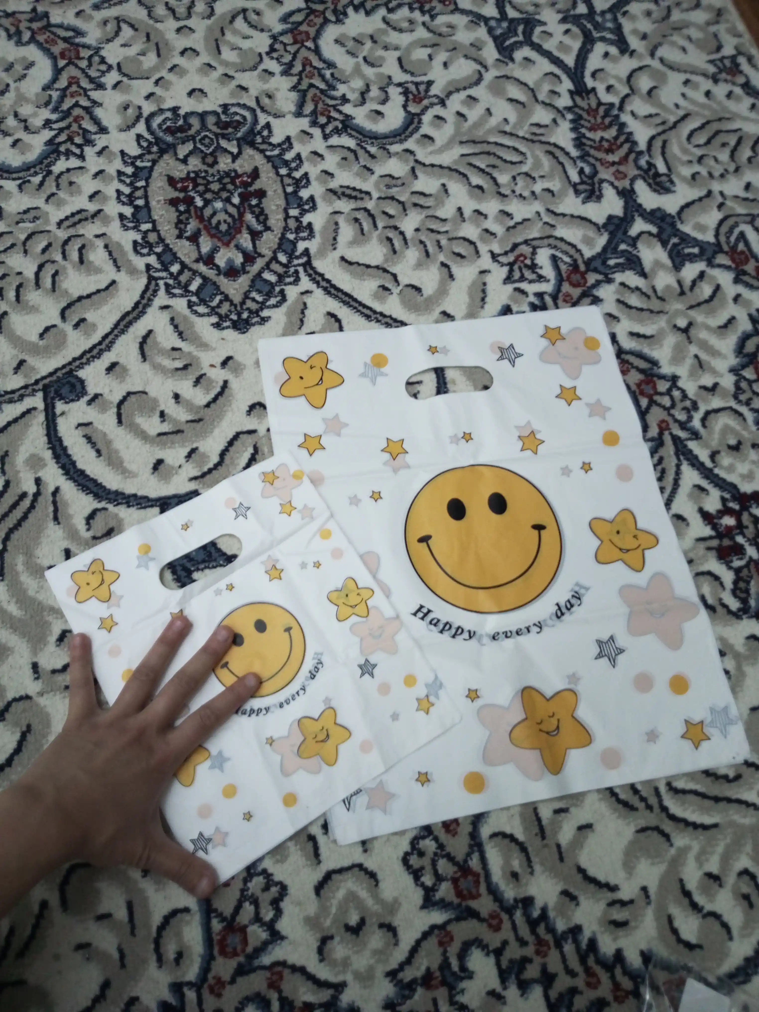 Smaylik rasmi tushirilgan paket