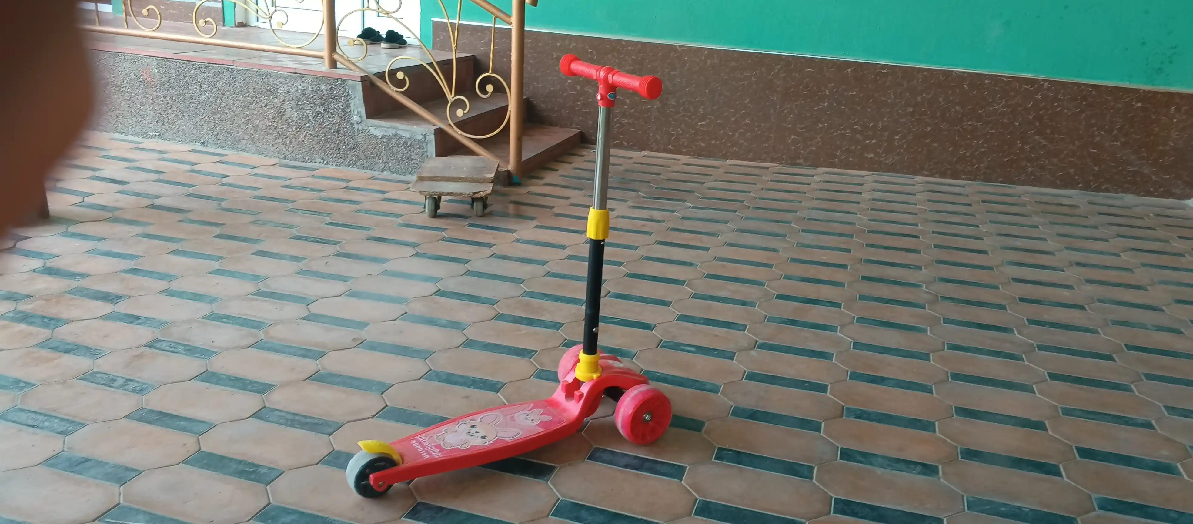 Yig'ma samokat, yoritgich va musiqiy hamrohlik bilan, bolalar uchun