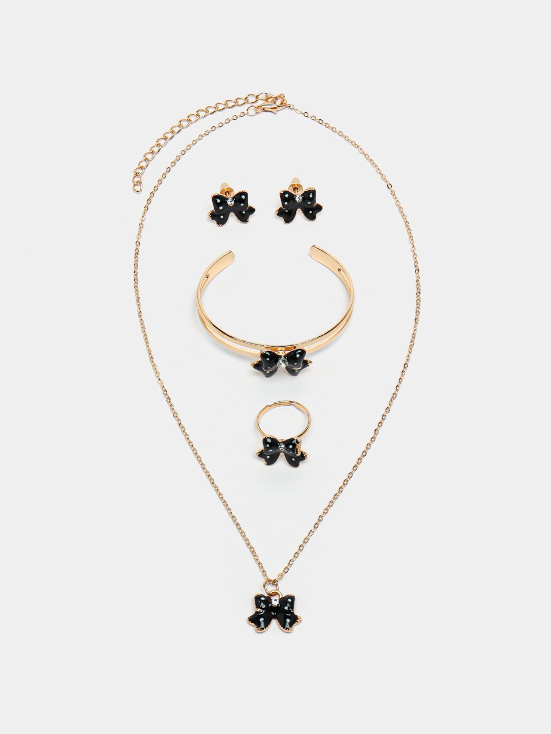 Porno yulduzi Rayli Reid qora paypoqlarda shahvoniy tarzda becerdin oladi