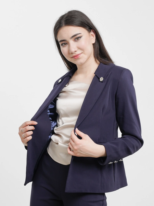 Ayollar kostyumi, ofis