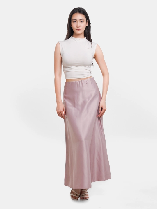 Yubka kamar bilan zamonaviy ko'rinish uchun yuqori belli oqlangan atlas maxi A-line yubka