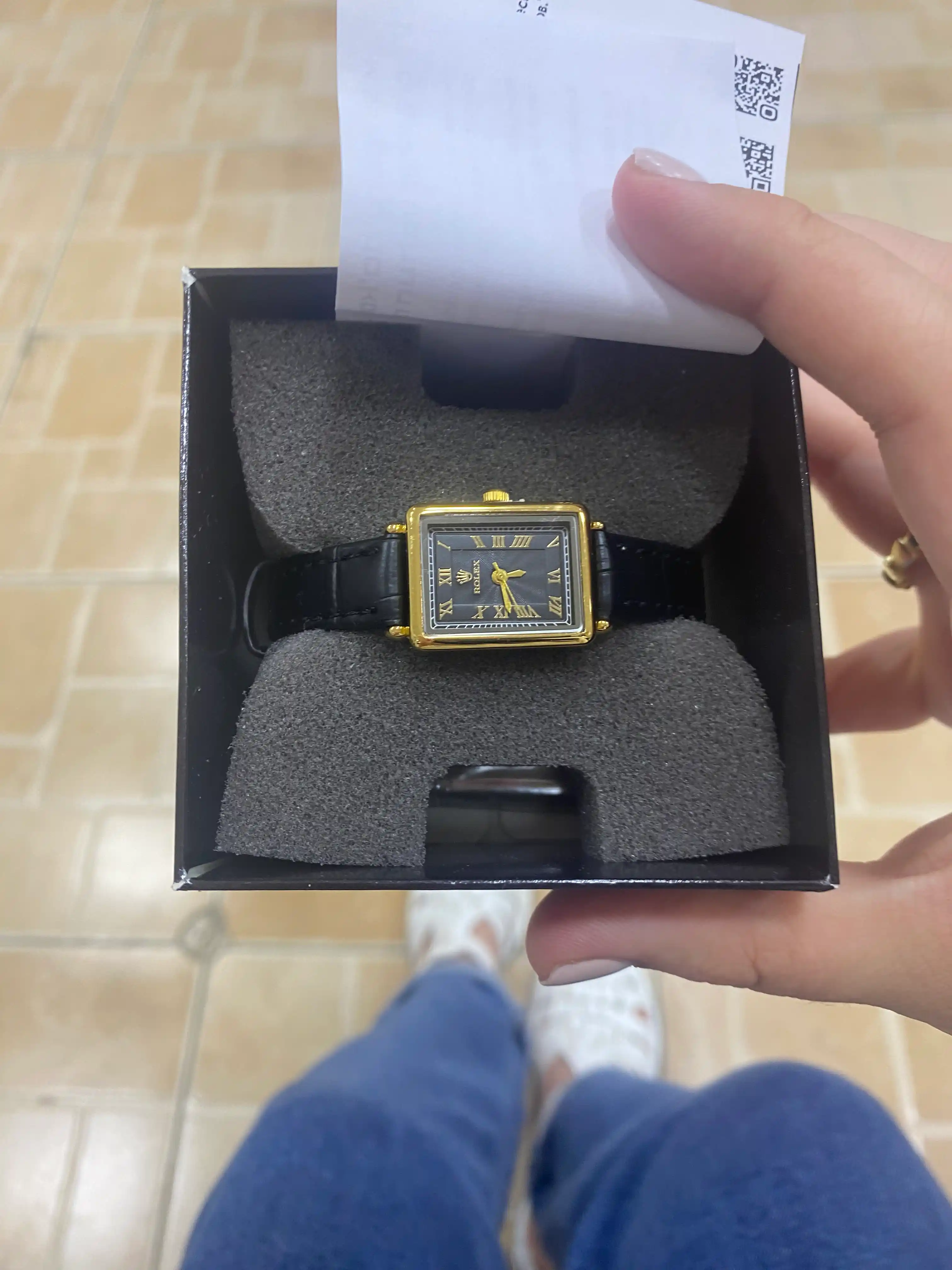 Ayollar uchun qo'l soati klassik, kvarts mexanizmlik va charm tasmali, sovg'a qutisida
