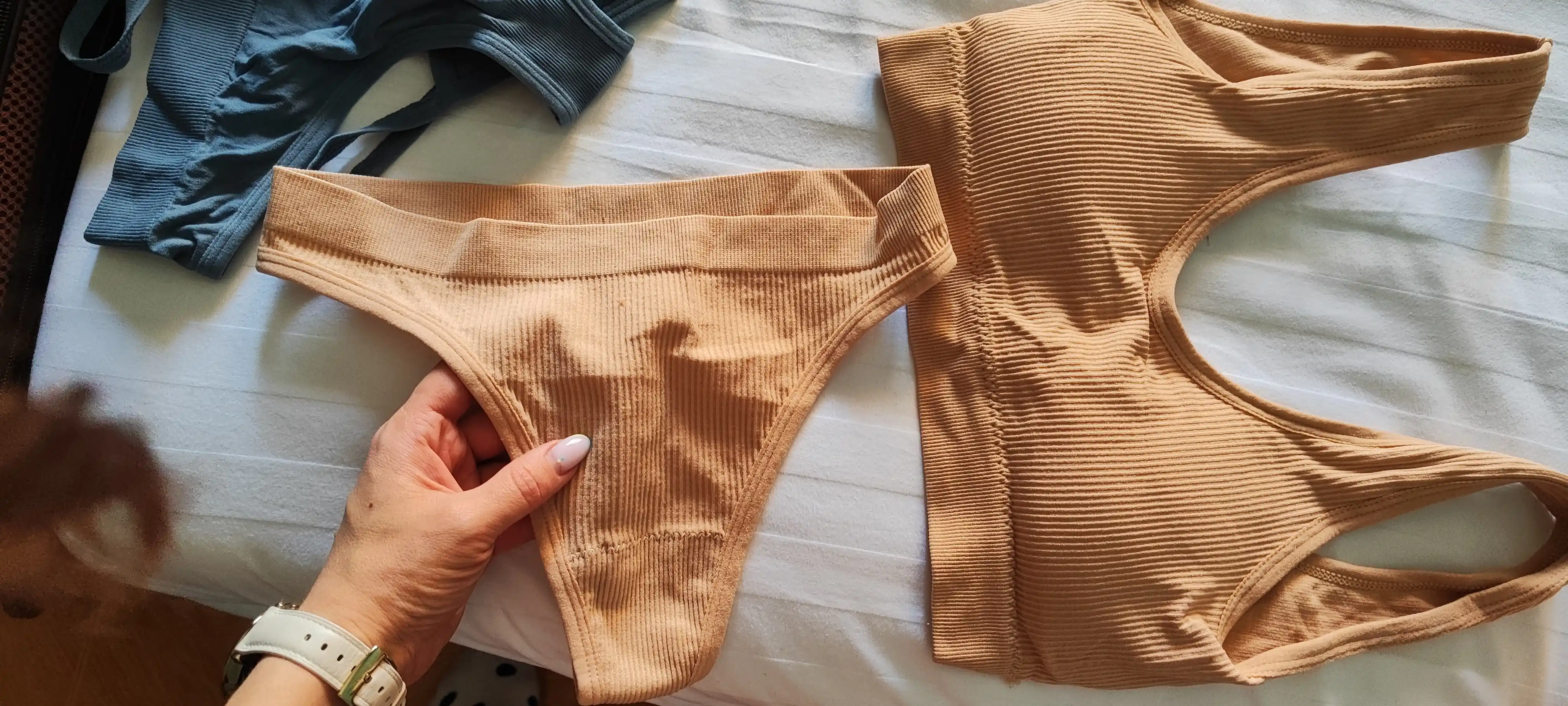 Ayollar ichki kiyimlari to'plami, sport tepasi va tanga, qovurg'a
