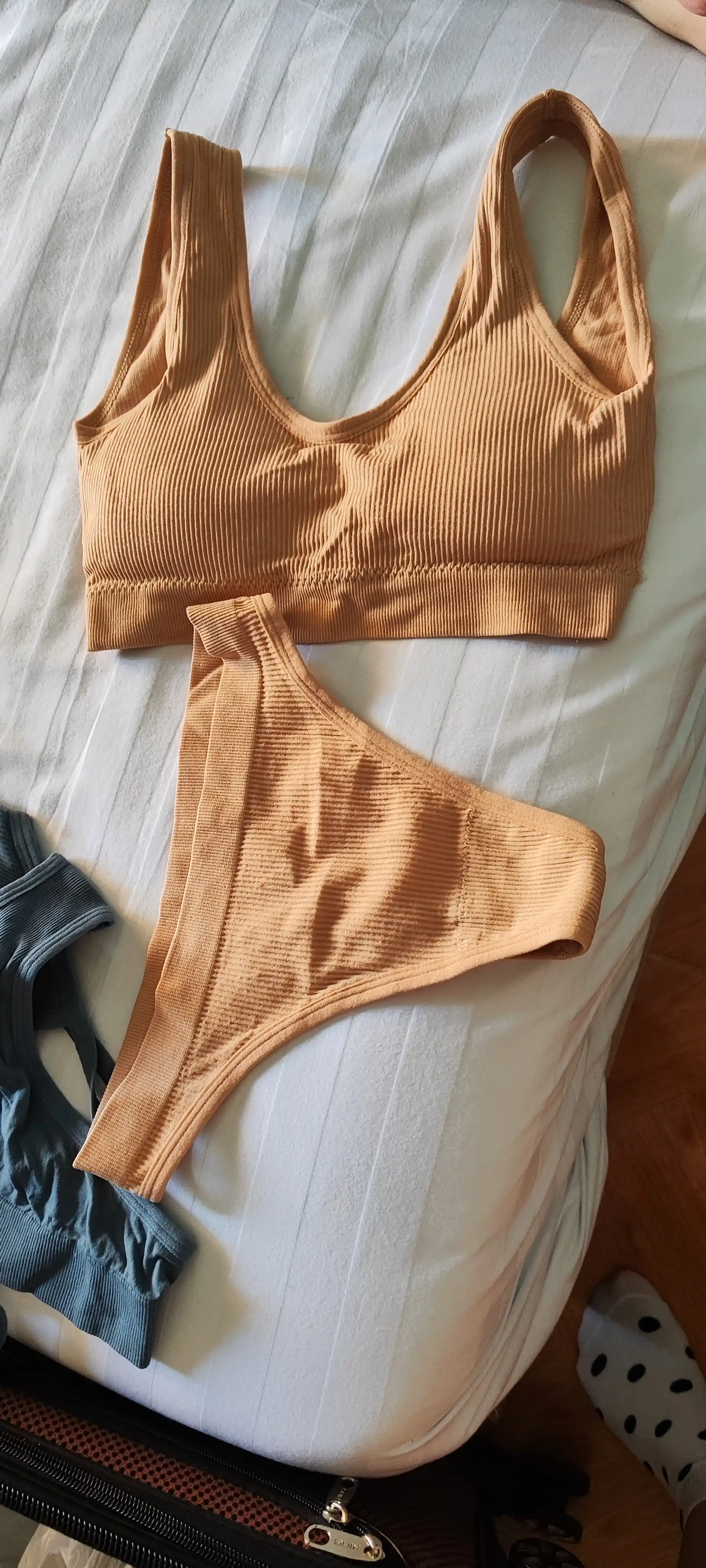 Ayollar ichki kiyimlari to'plami, sport tepasi va tanga, qovurg'a