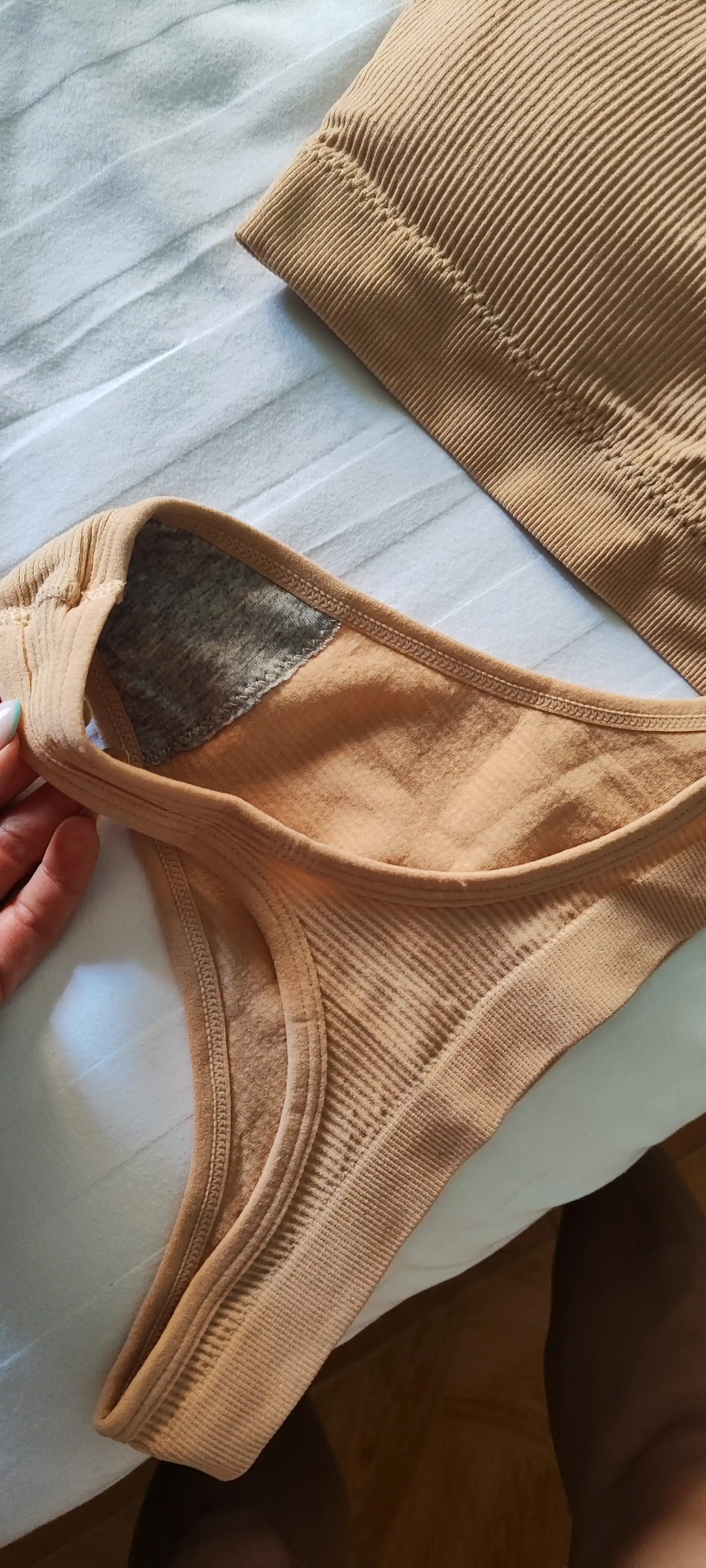 Ayollar ichki kiyimlari to'plami, sport tepasi va tanga, qovurg'a