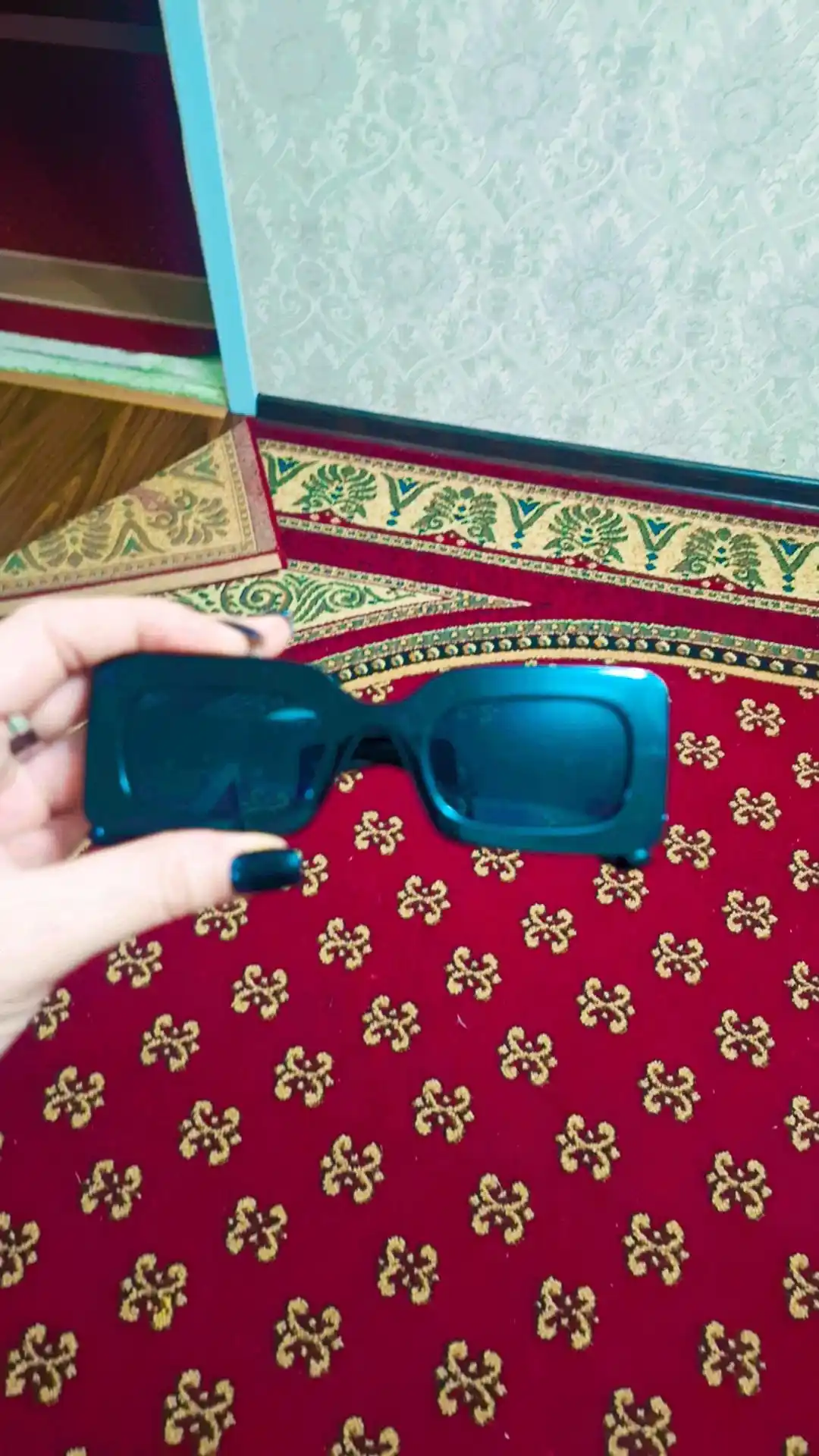 Ayollar uchun quyoshdan himoya ko'zoynaklari, to'rtburchak