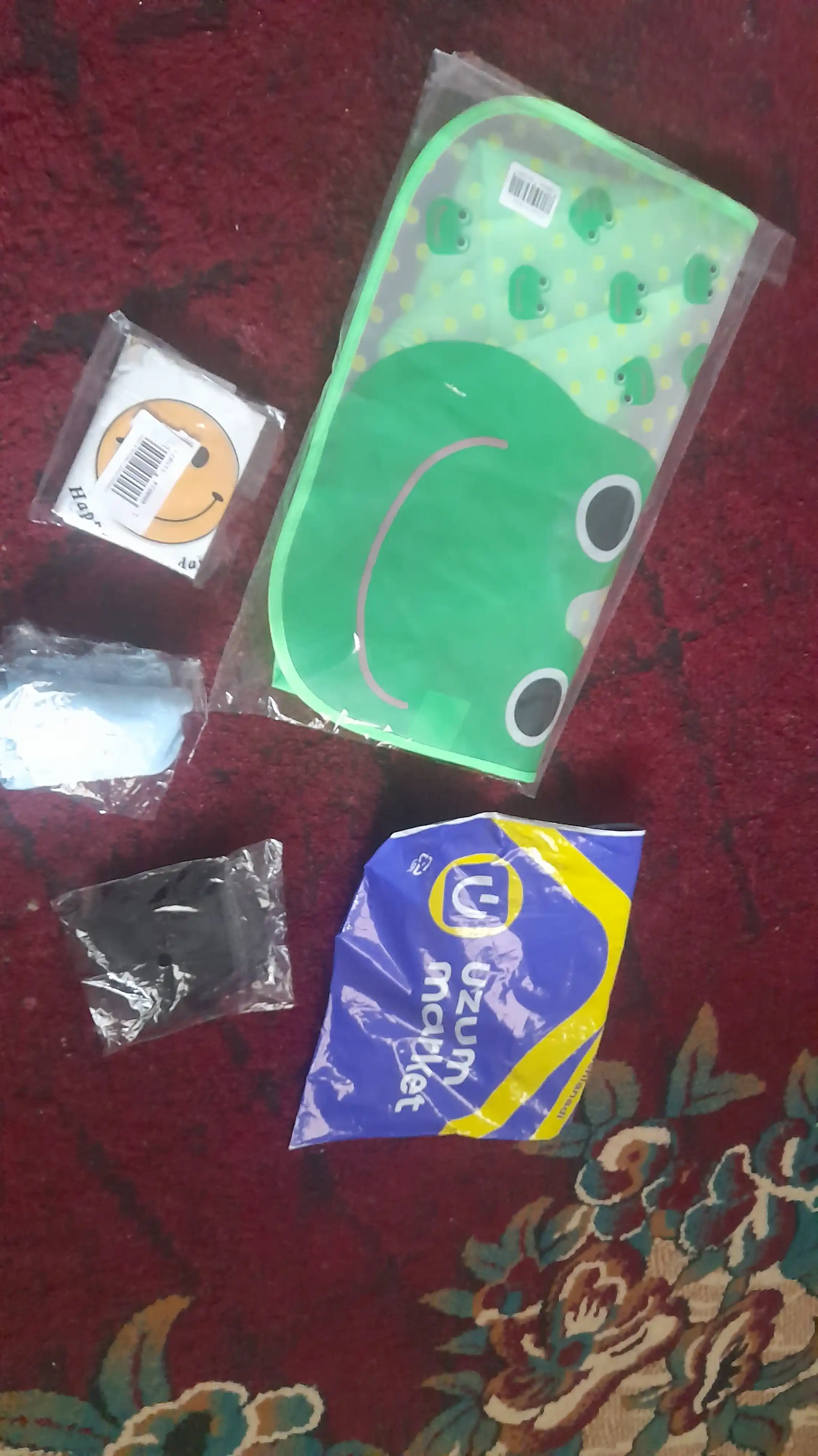 Smaylik rasmi tushirilgan paket