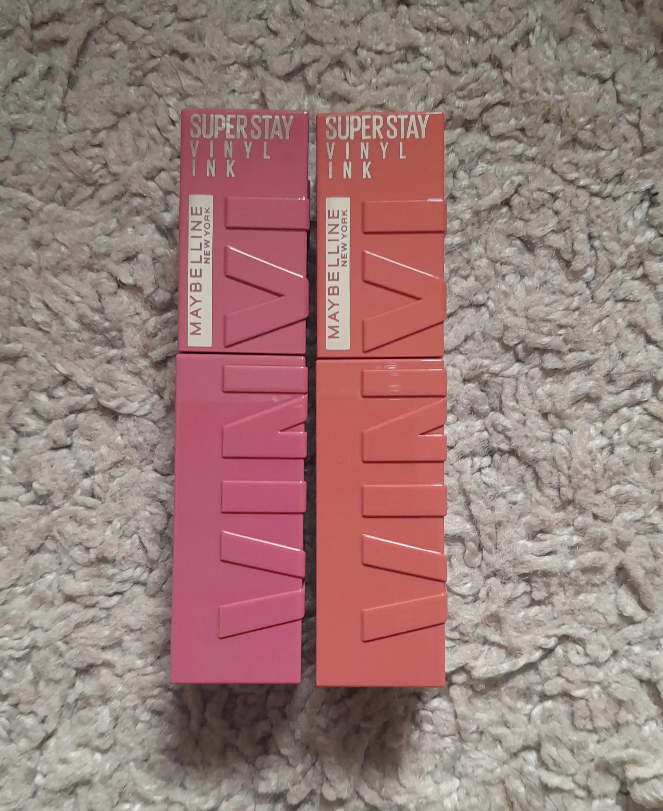Lab uchun bo'yog' Maybelline New York Super Stay Vinyl Ink, ton 20