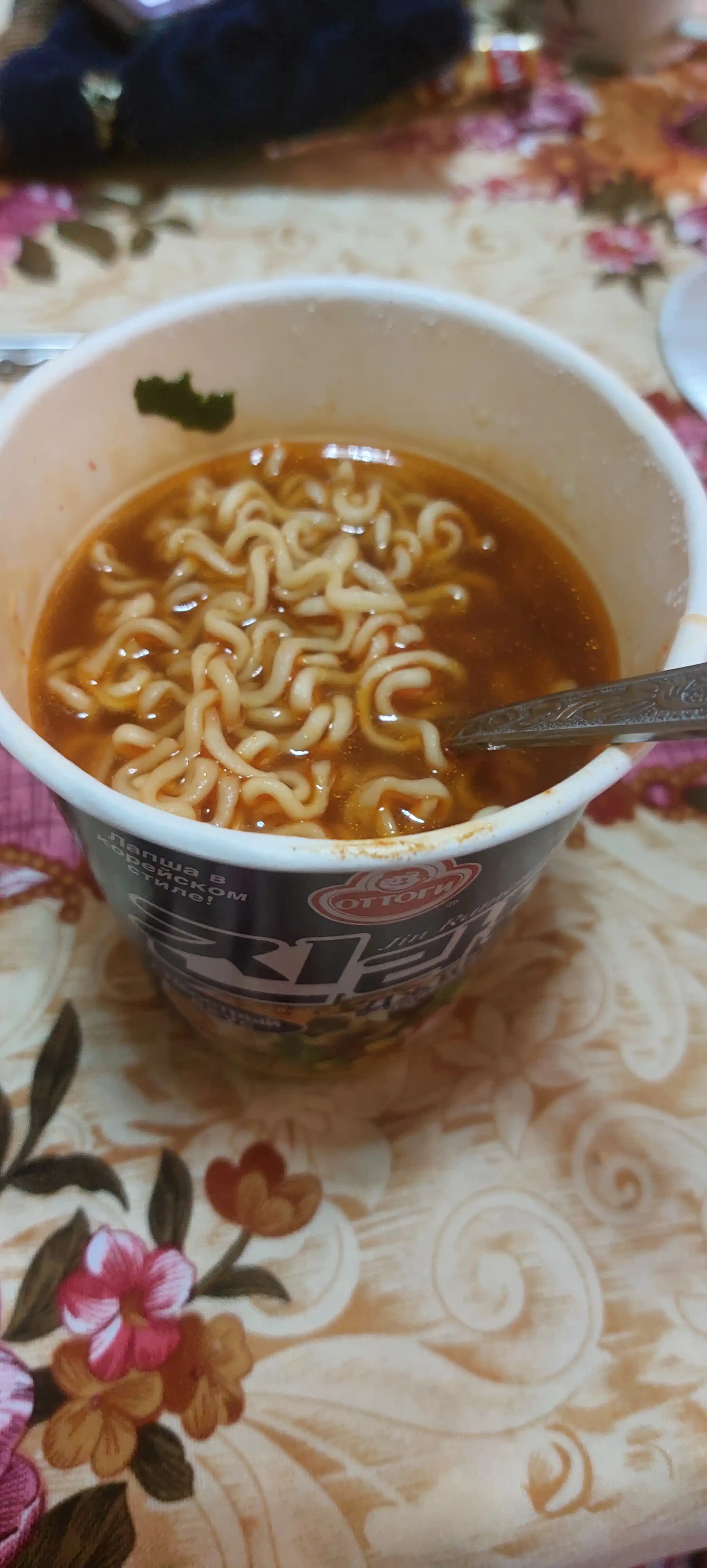 Jin Ramen Cup Mild stakanidagi tez tayyorlanadigan noodle, achchiq ta'mi, 65 g