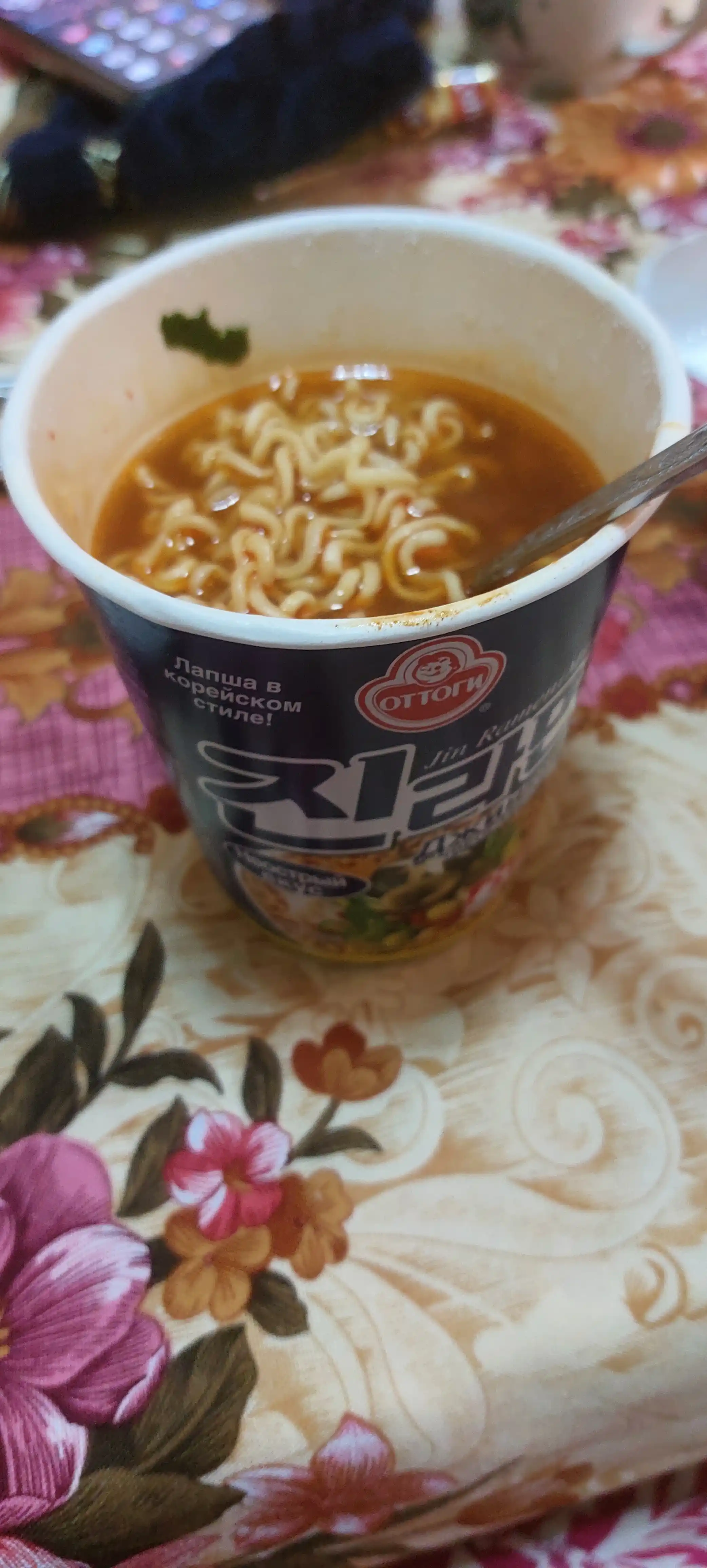 Jin Ramen Cup Mild stakanidagi tez tayyorlanadigan noodle, achchiq ta'mi, 65 g