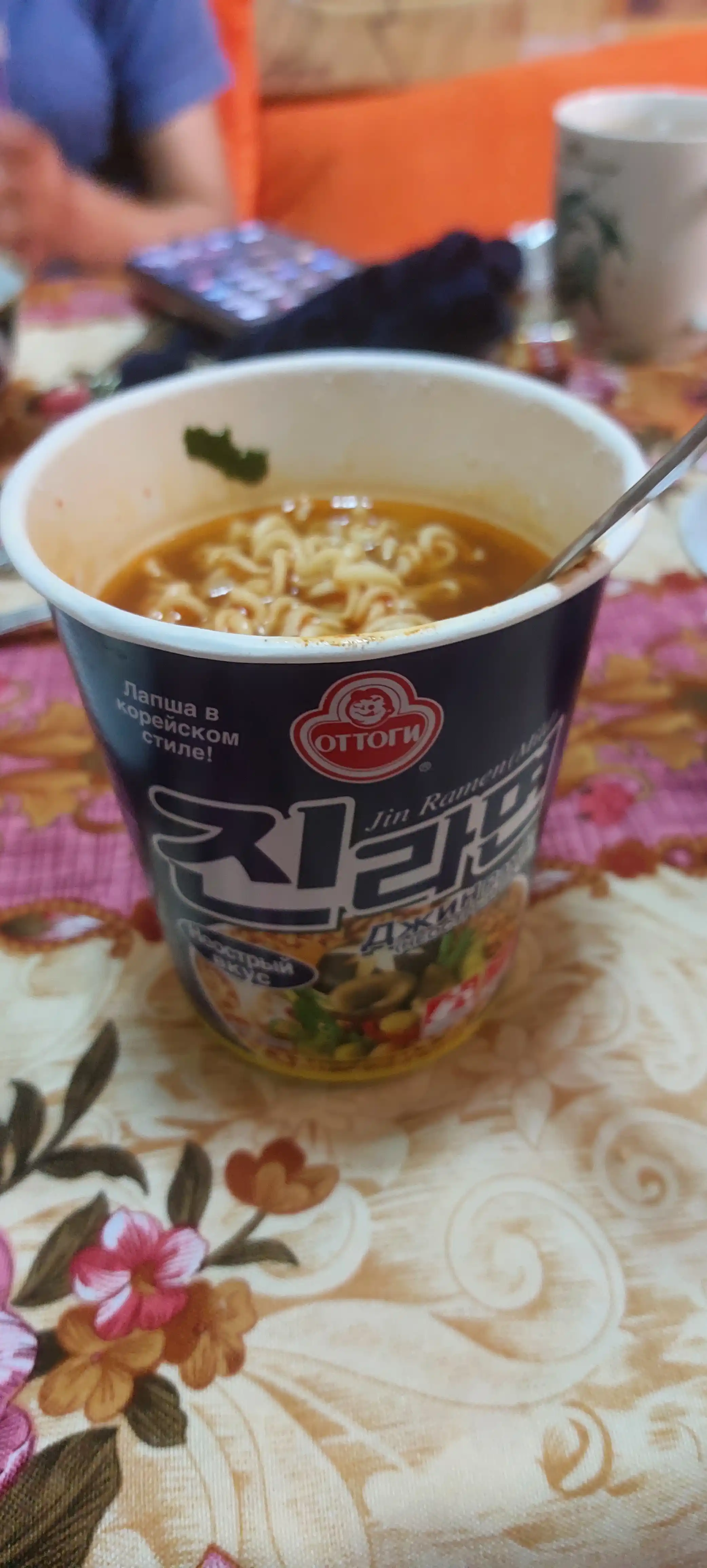 Jin Ramen Cup Mild stakanidagi tez tayyorlanadigan noodle, achchiq ta'mi, 65 g
