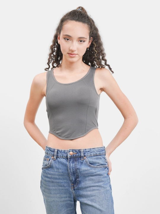 Ayollar topi, sport maykasi, o'rnatilgan chashkanlari bilan