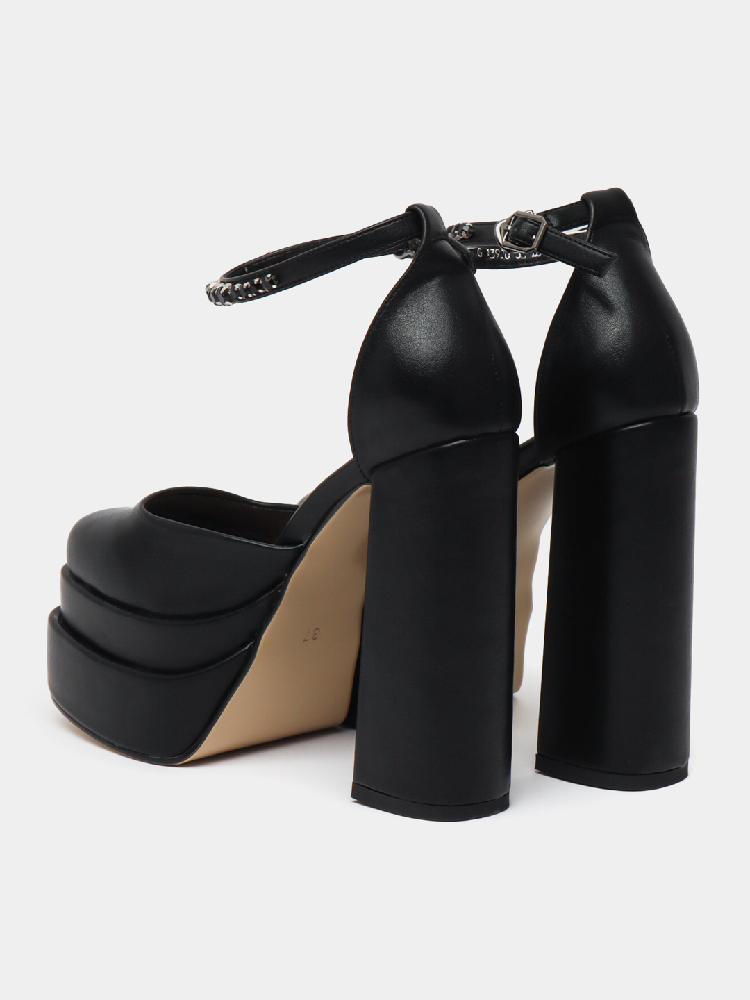 U tufli bilan toplarini ezib tashlaydi. U tufli bilan toplarini ezib tashlaydi.