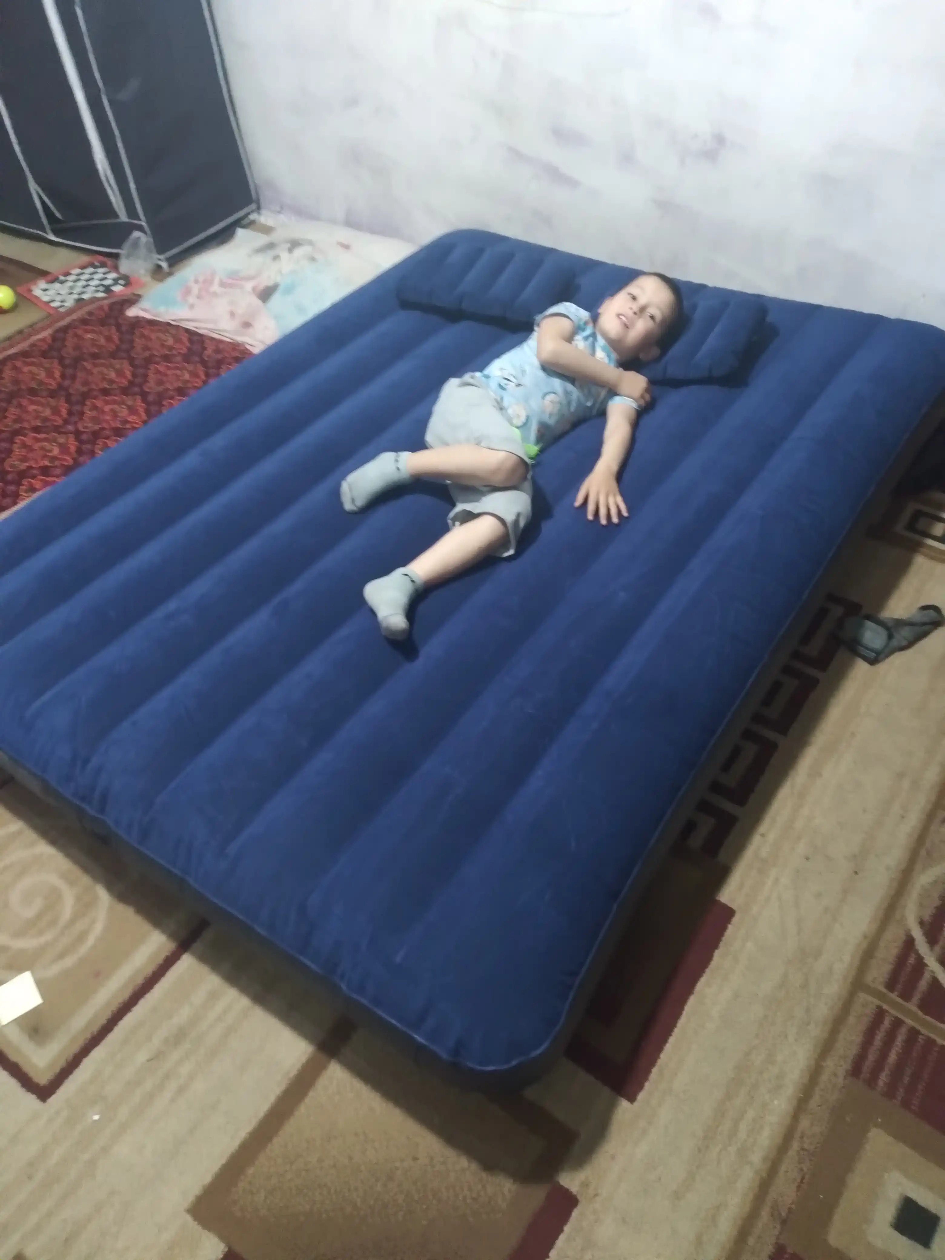 Надувной матрас Intex, 2-х местный с ручным насосом, 2 надувные подушки, 152 * 203 * 25 см