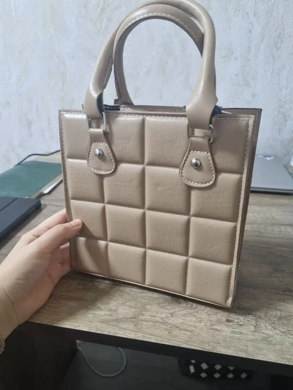 Ayollar uchun kvadrat yelkali va fermuarli qo'l sumkasi