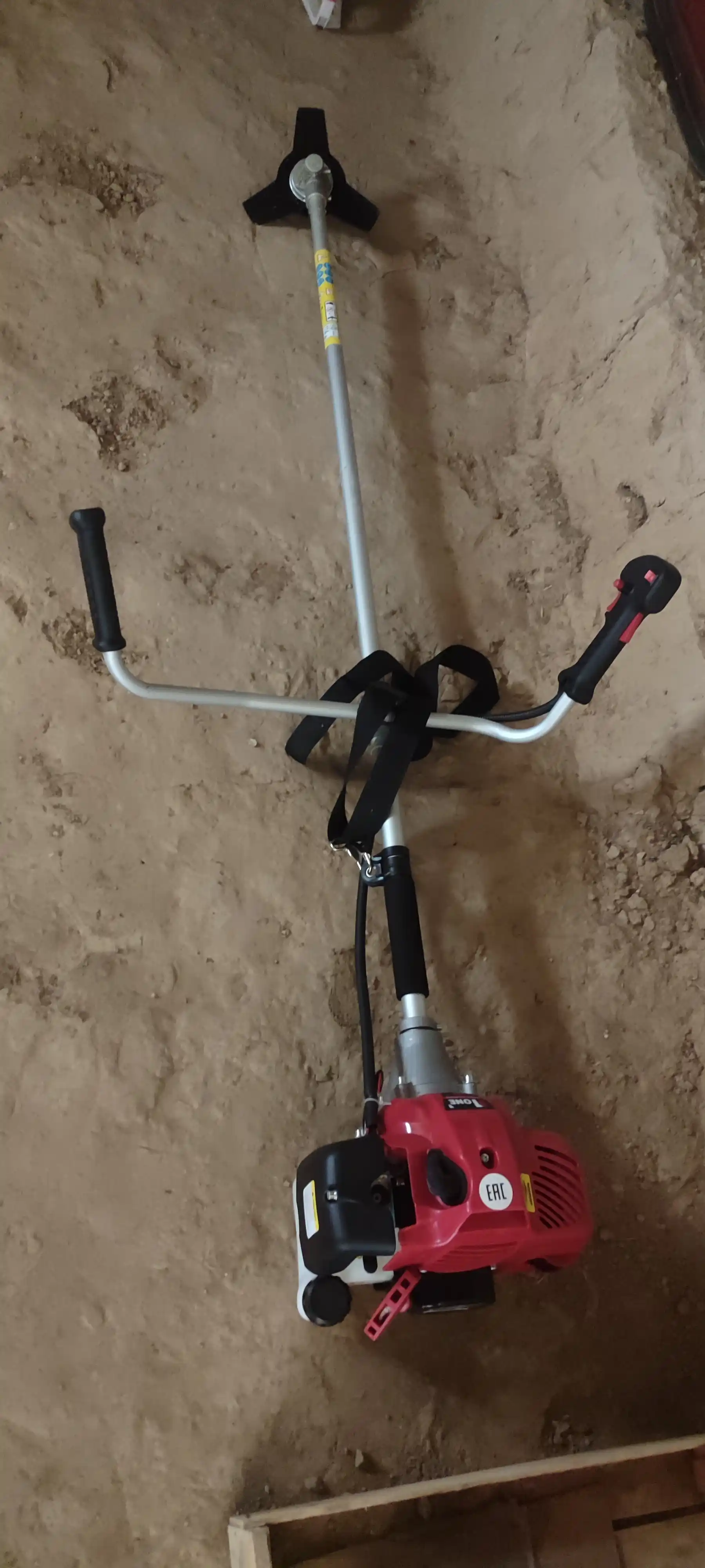 Benzinli trimmer, gazonokosilka NUMBER ONE GT560-2, 2500 Vt, 3 ot kuchi