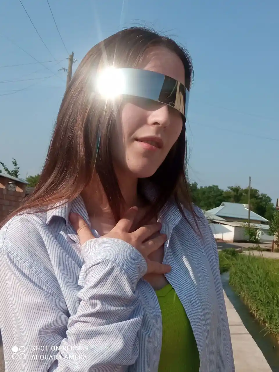Ayollar uchun quyosh ko'zoynaklari kiberpank uslubida