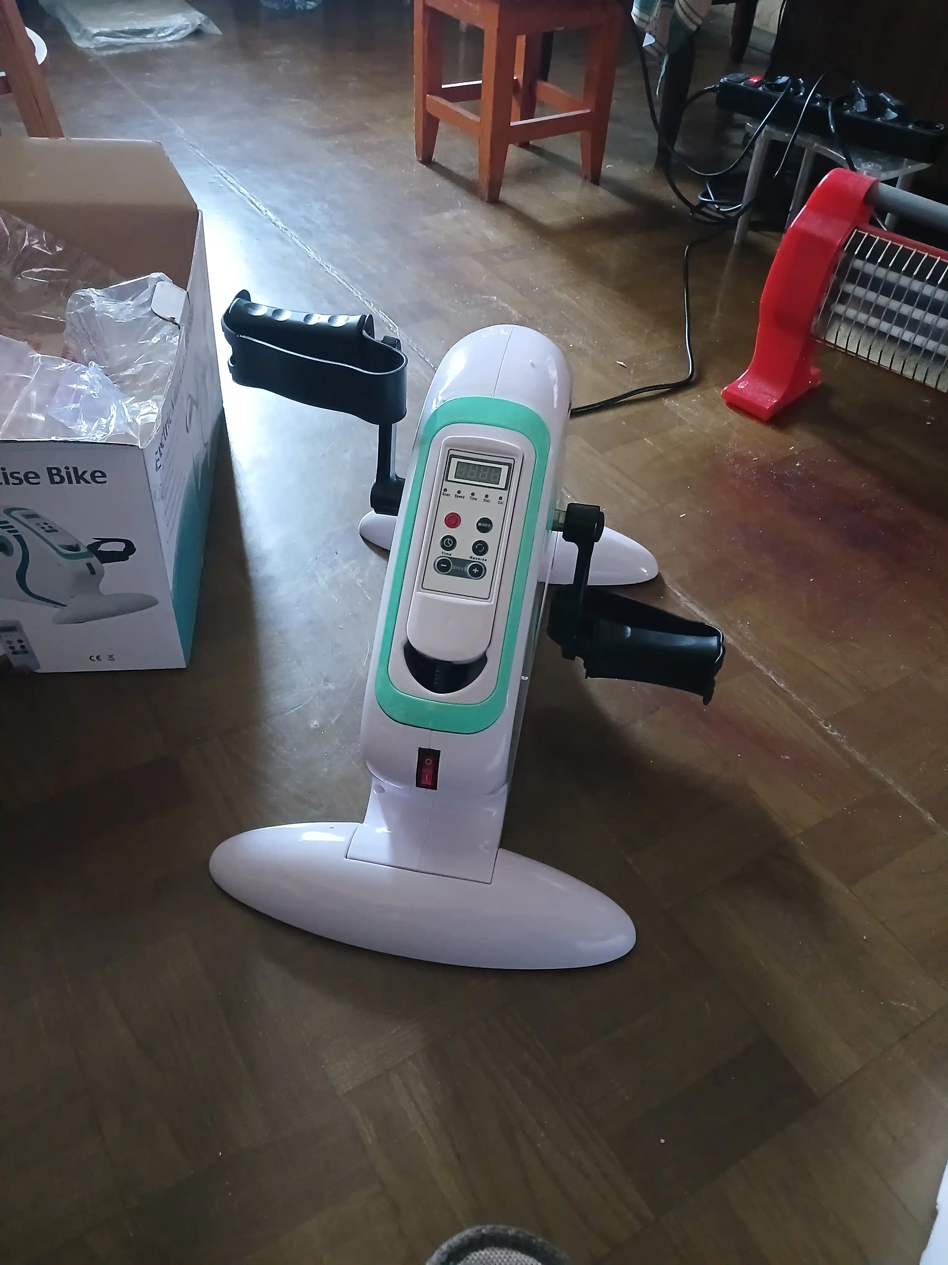 Mini velotrenajer uy displeyi bilan, qo'llar va oyoqlar mashqi uchun