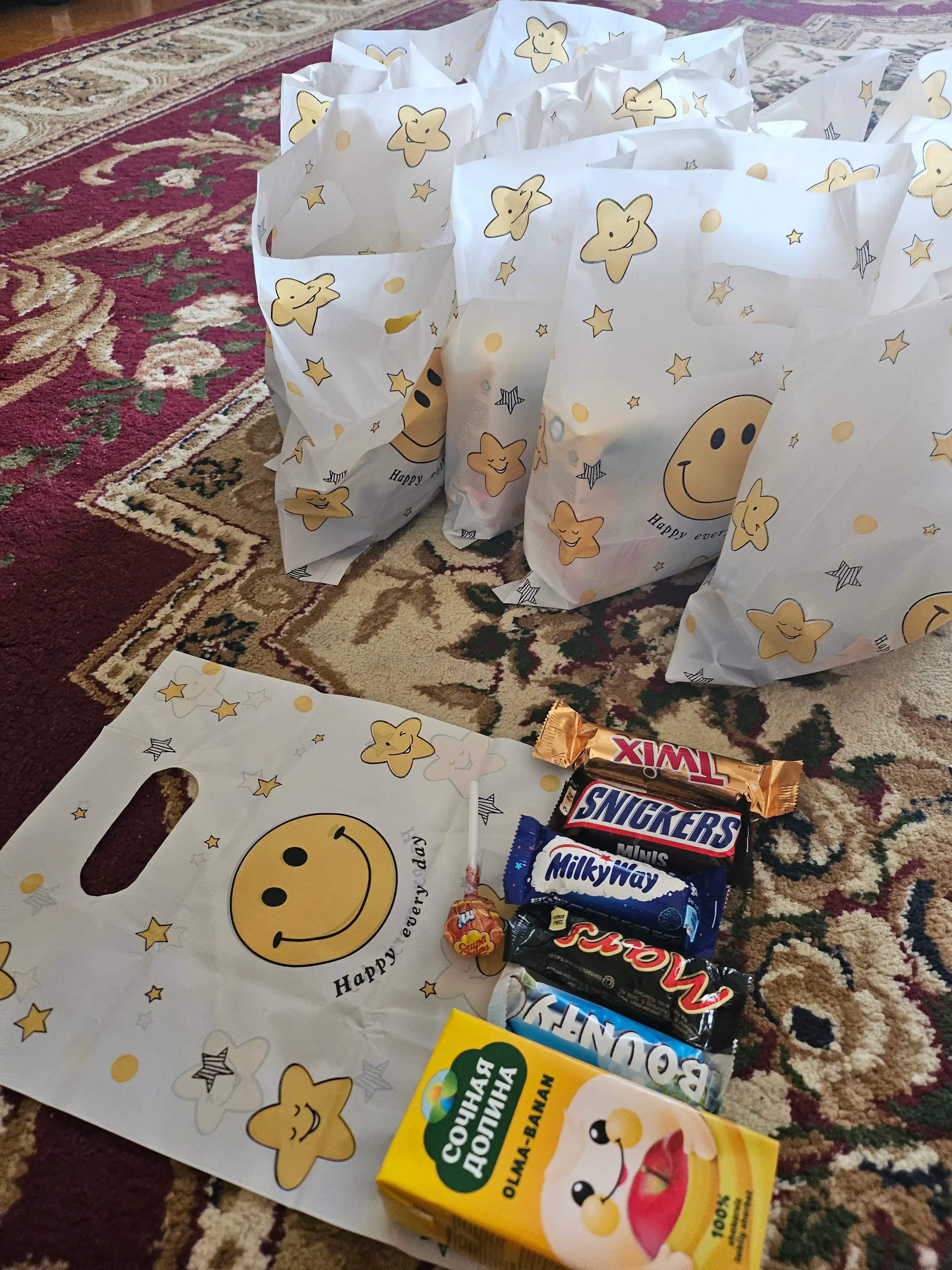 Smaylik rasmi tushirilgan paket