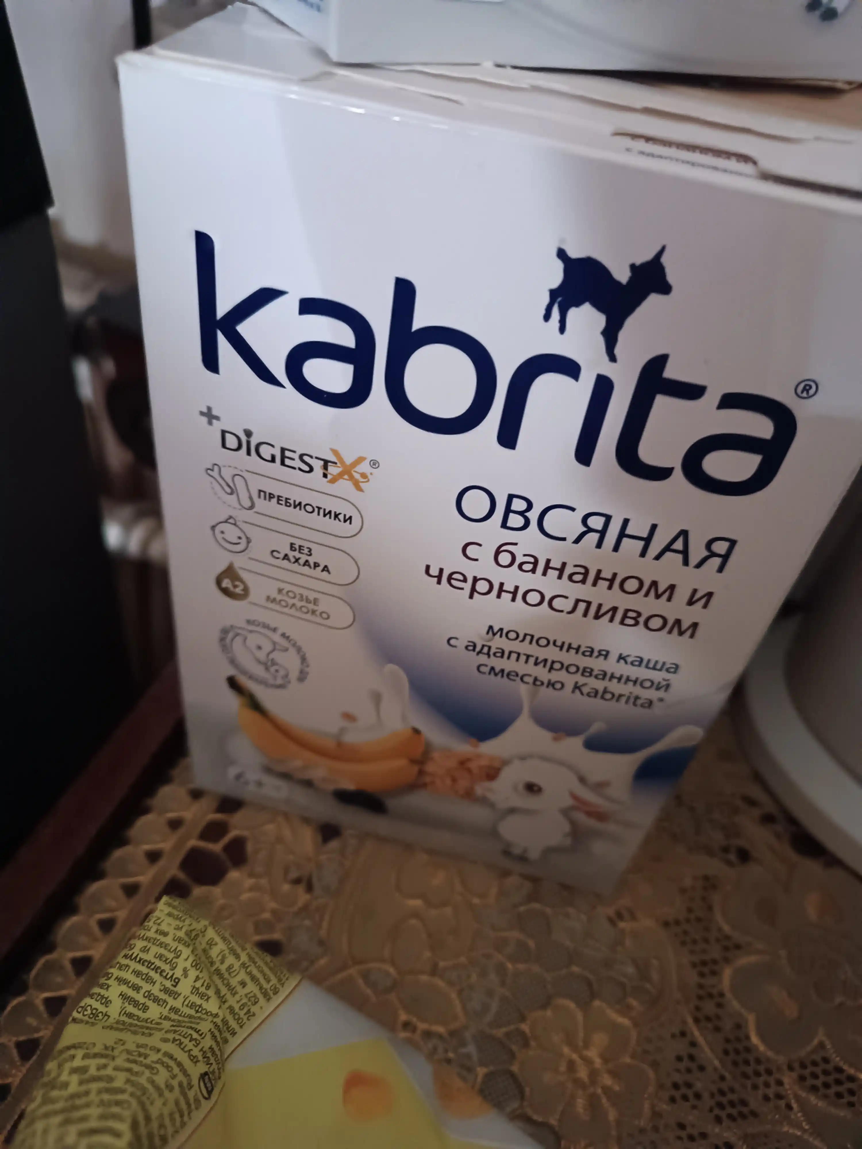Ovsyanka bo'tqasi Kabrita, banan va qora olxo'ri bilan echki sutida 6 oy bilan, 180 gr