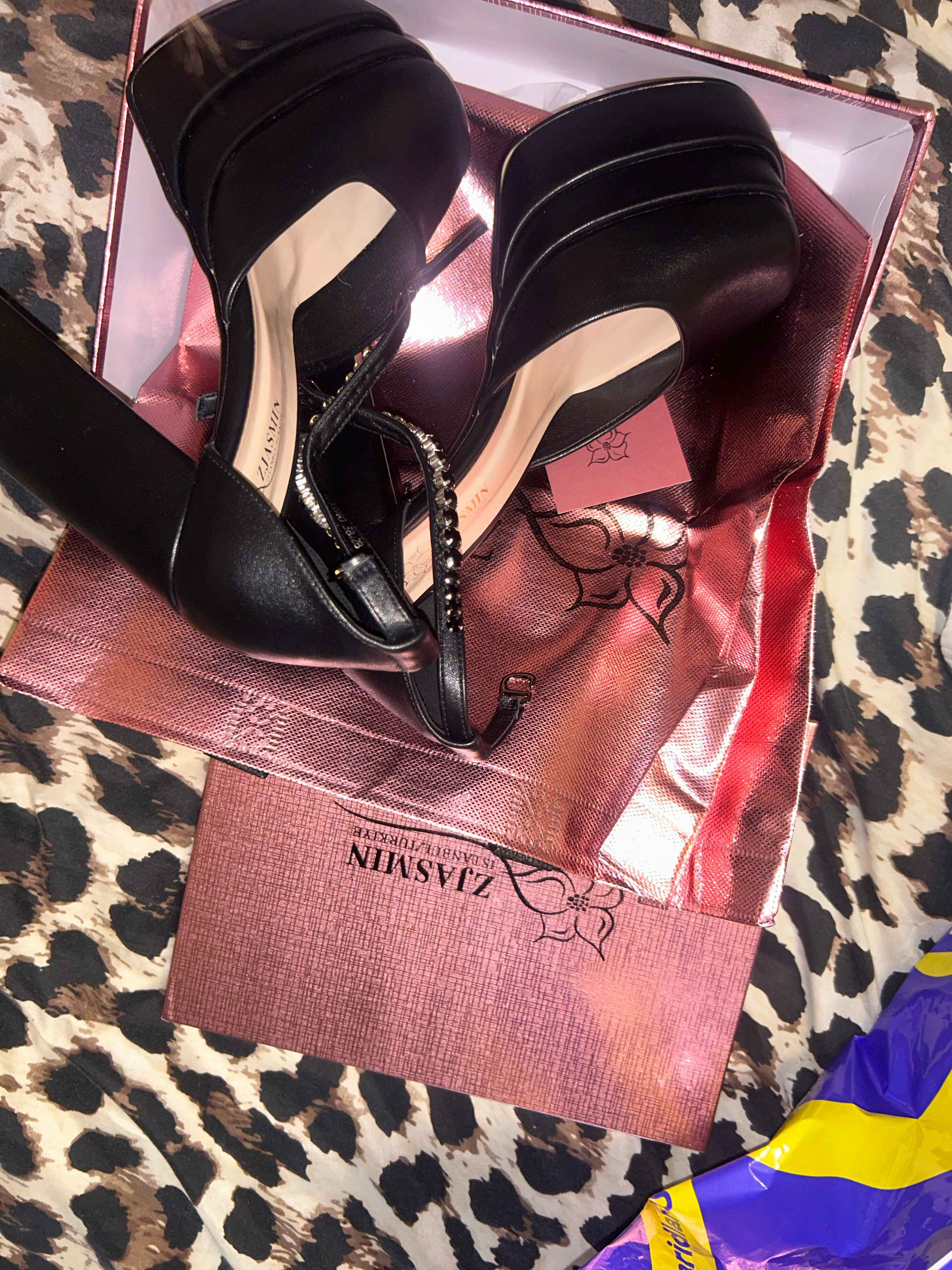 Jinsiy aloqani baland poshnali poyabzalda tomosha qiling