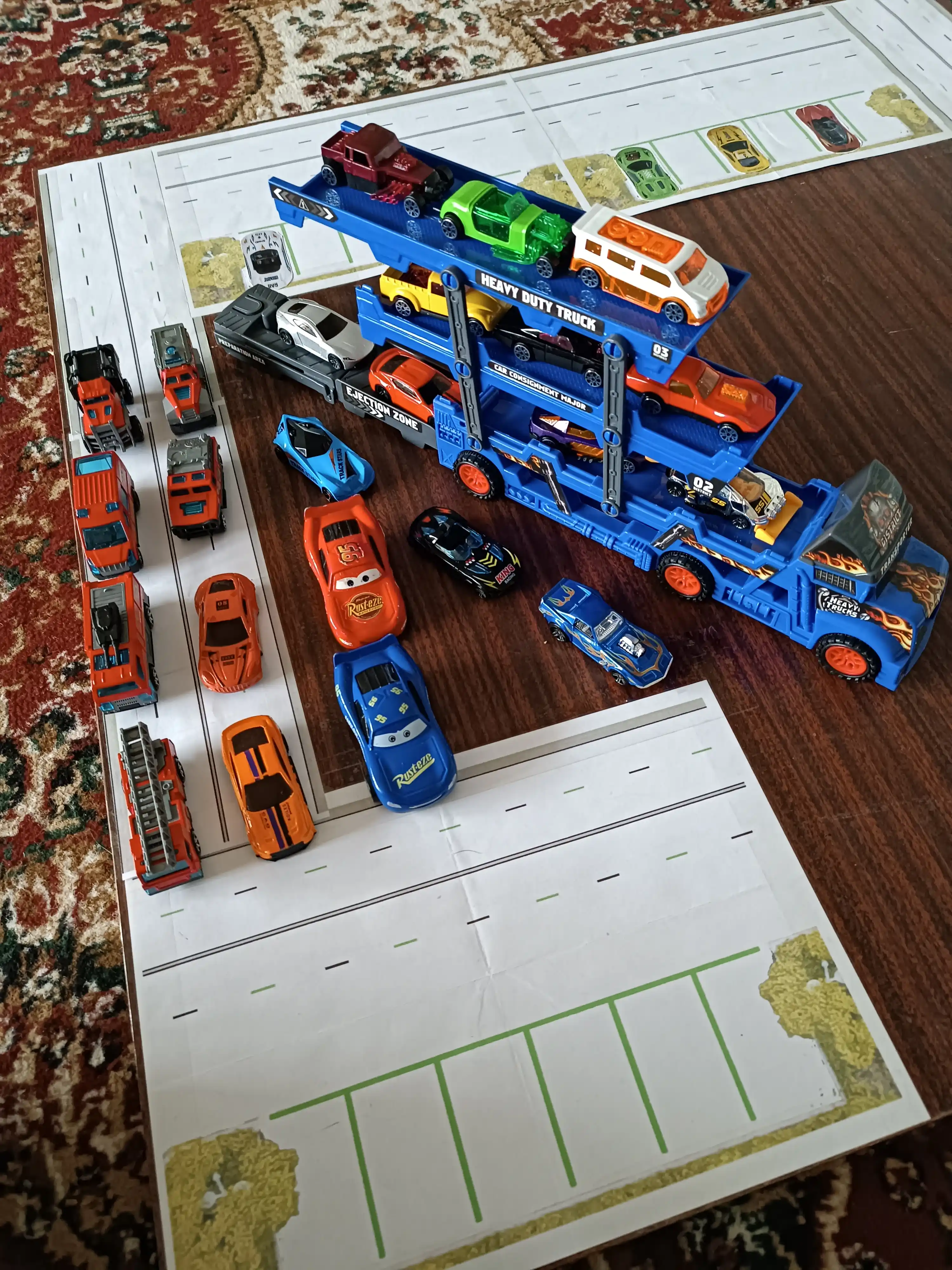 Hot Wheels metall mashinachali avtovoz, katapultali, 8 dona + gilamcha shahar