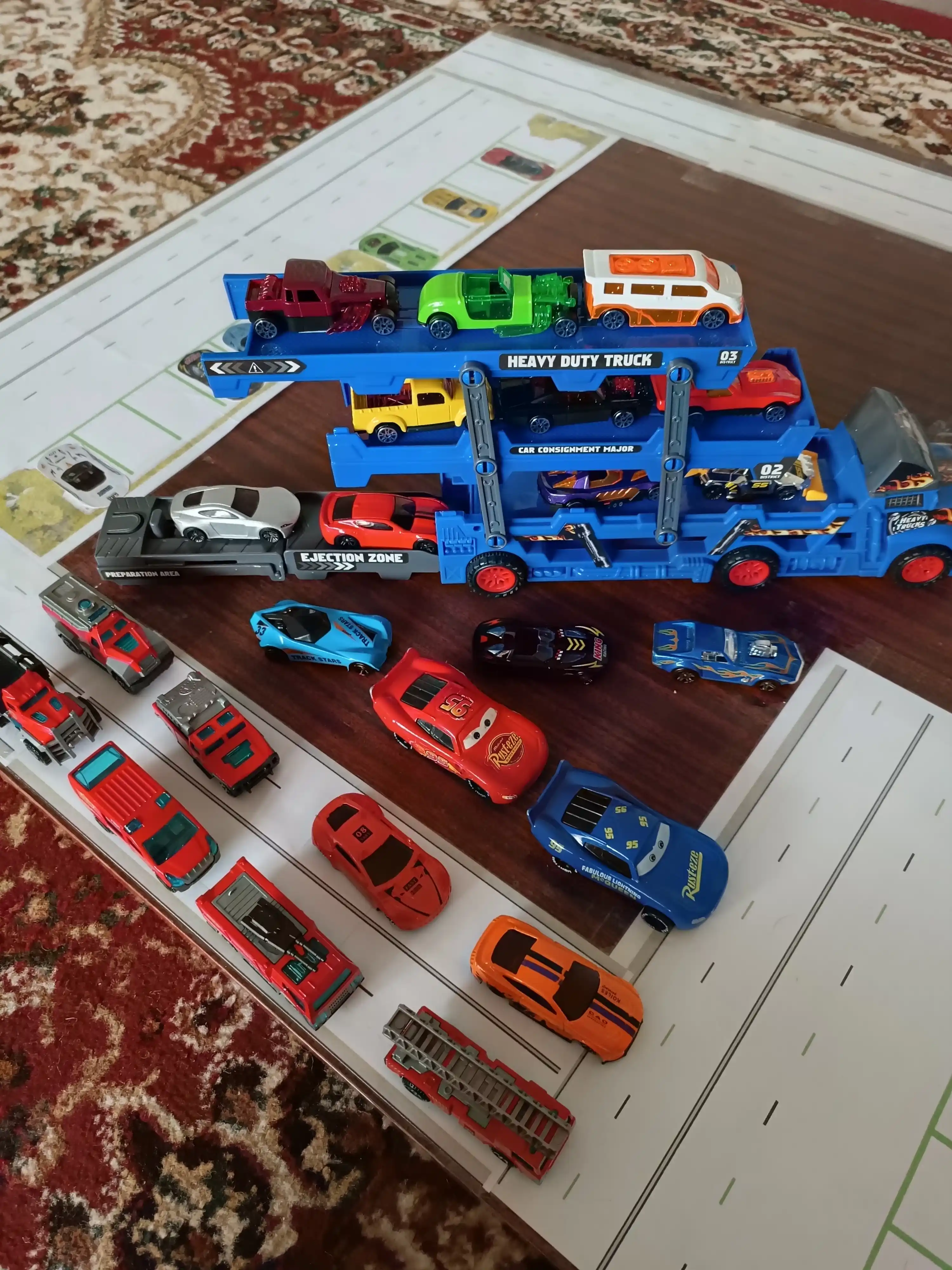 Hot Wheels metall mashinachali avtovoz, katapultali, 8 dona + gilamcha shahar