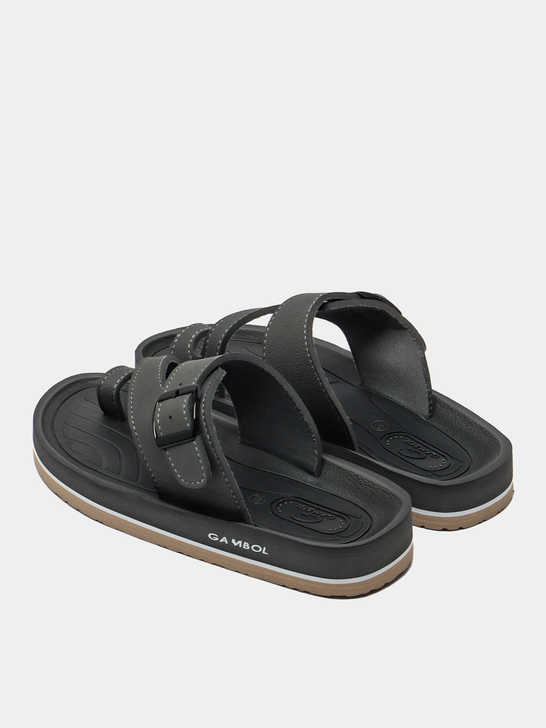 Qiz erkakning toplarini oyoq osti qiladi