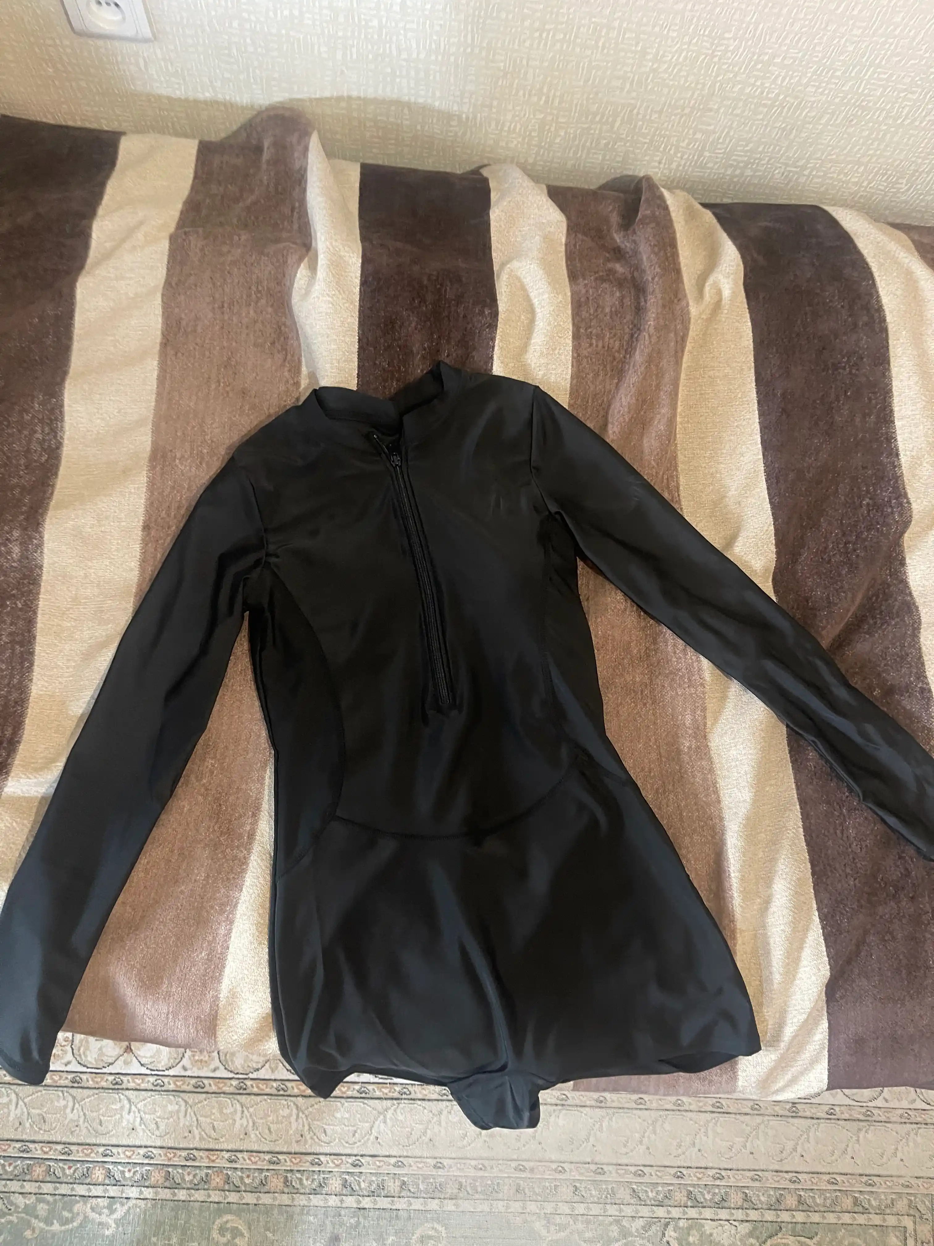 Qisqa shortikli bilan bir qismli sport suzish kostyumi, o'lcham standart