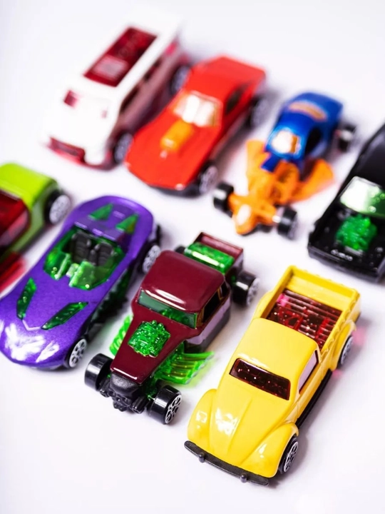 Hot Wheels metall mashinachali avtovoz, katapultali, 8 dona + gilamcha shahar