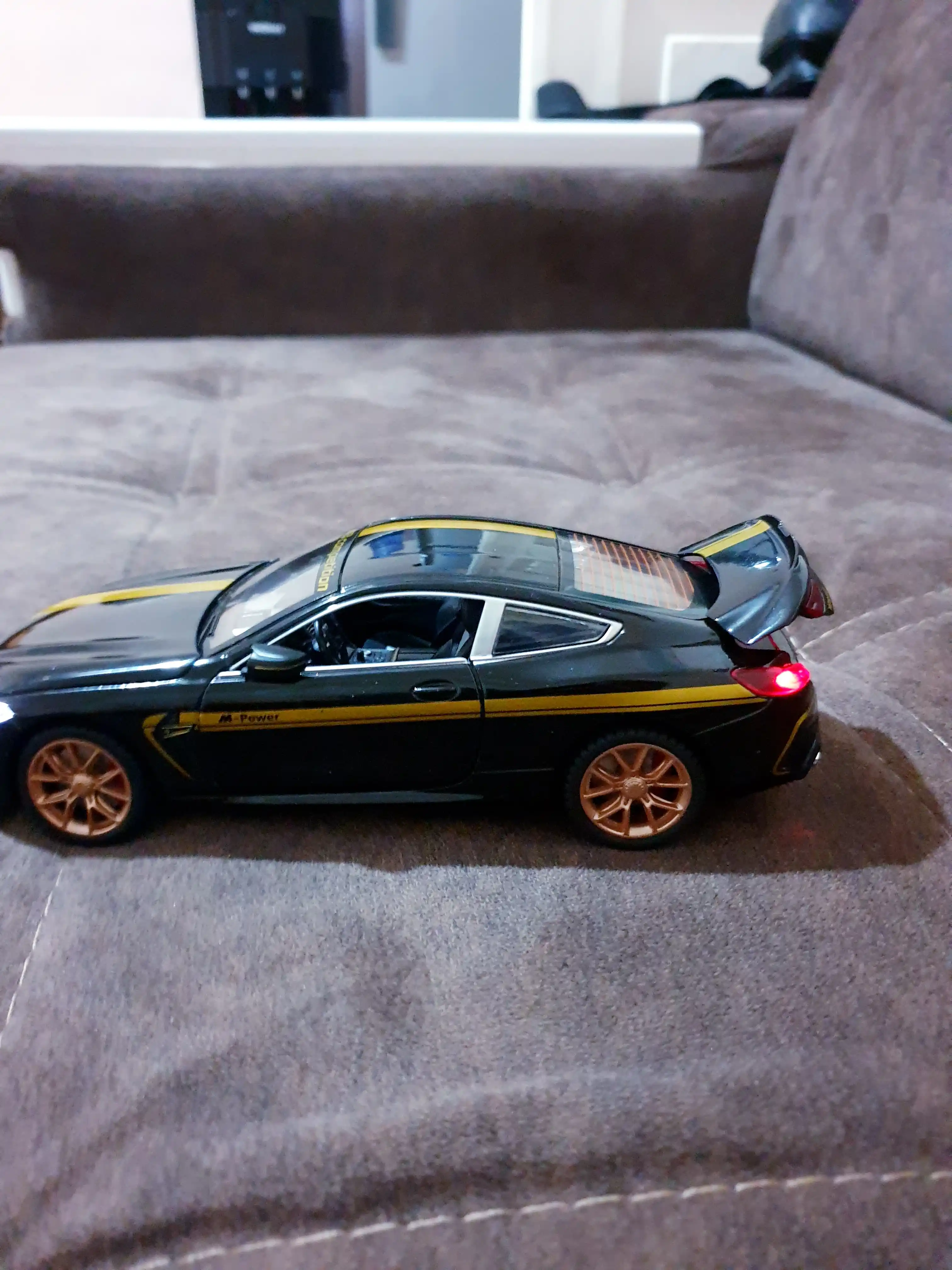 O'yinchoq metall mashina BMW M8 Thunder, 1:24