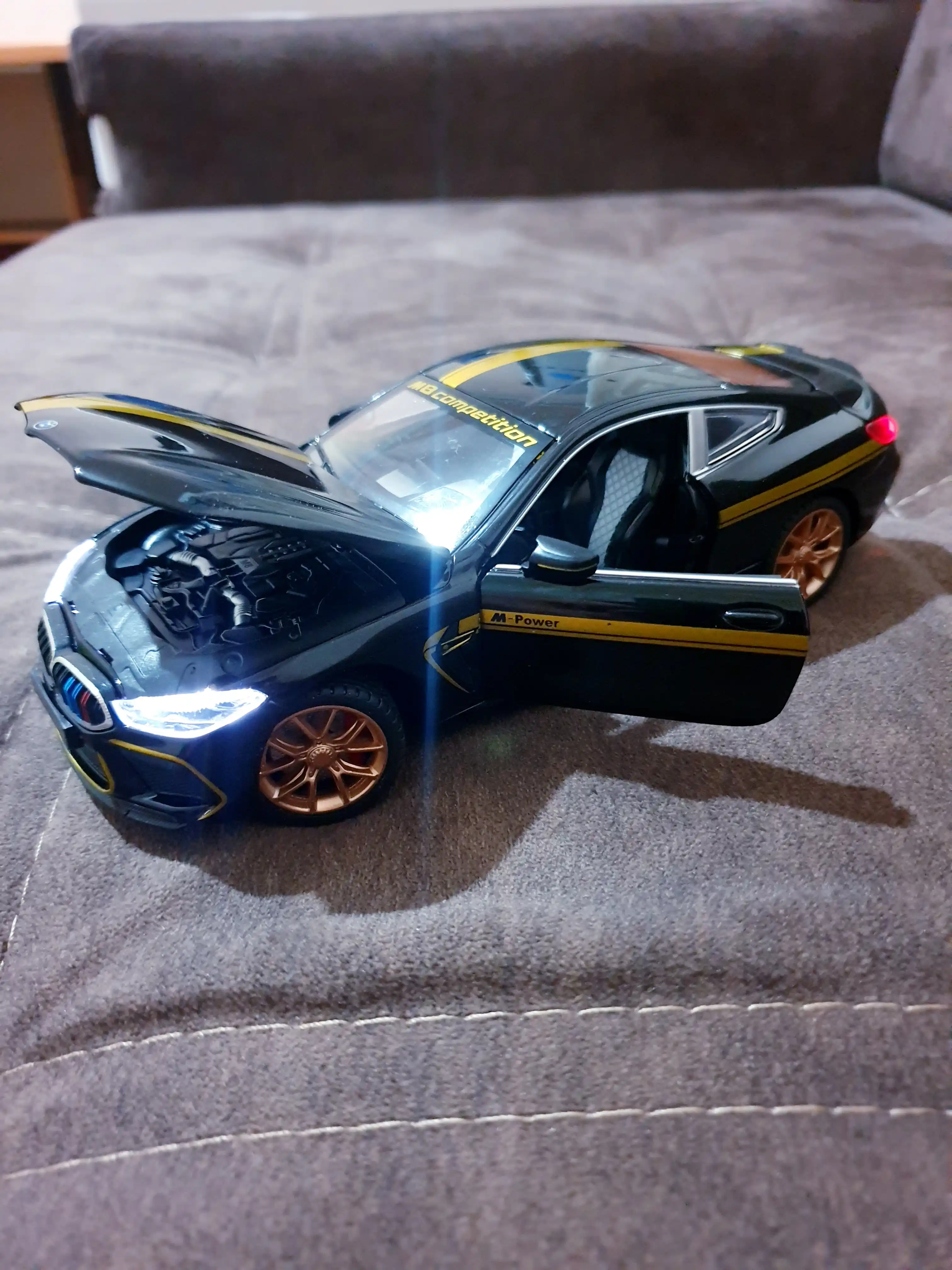 O'yinchoq metall mashina BMW M8 Thunder, 1:24