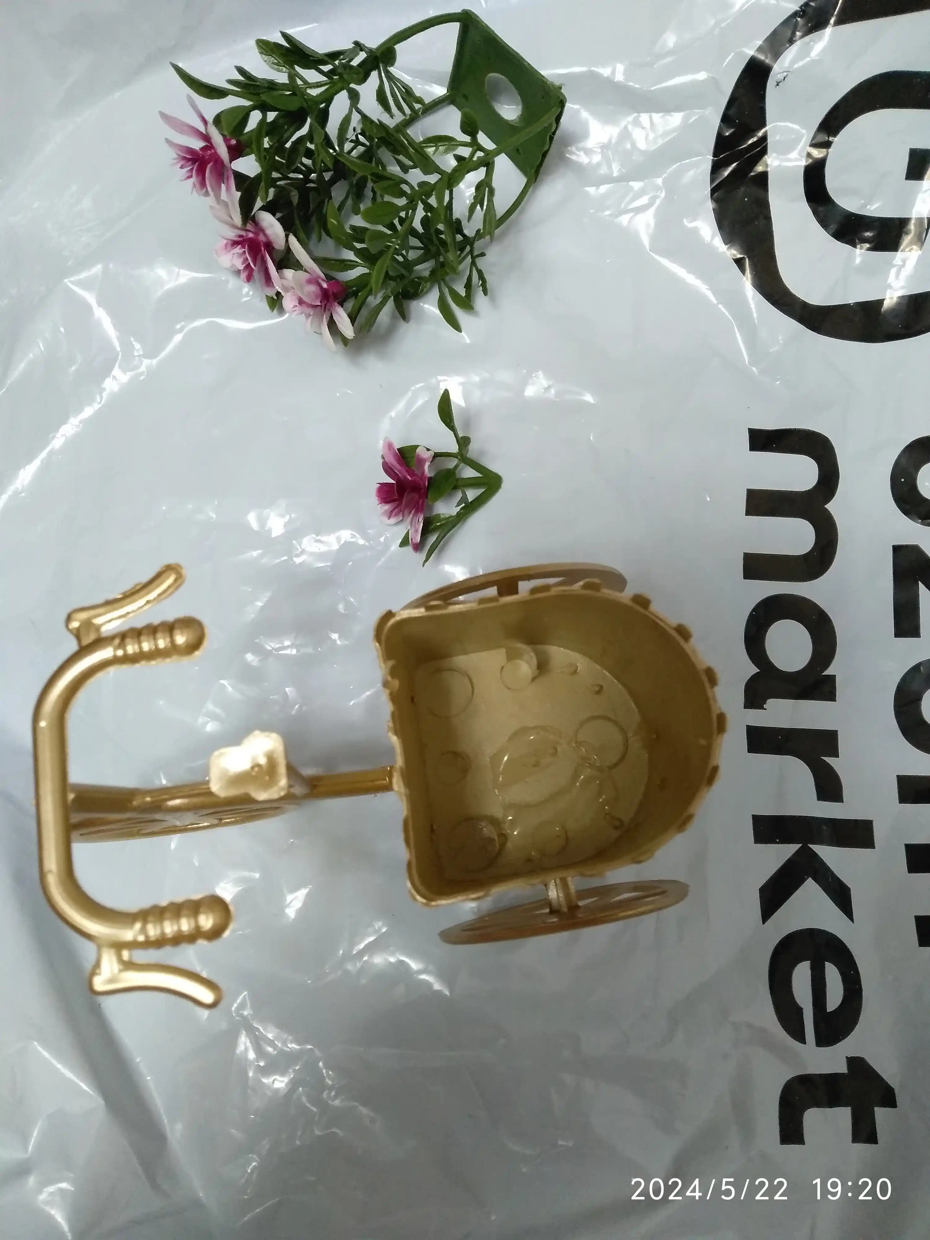 Sun'iy gullar savati bilan suvenir velosiped, dekorativ element