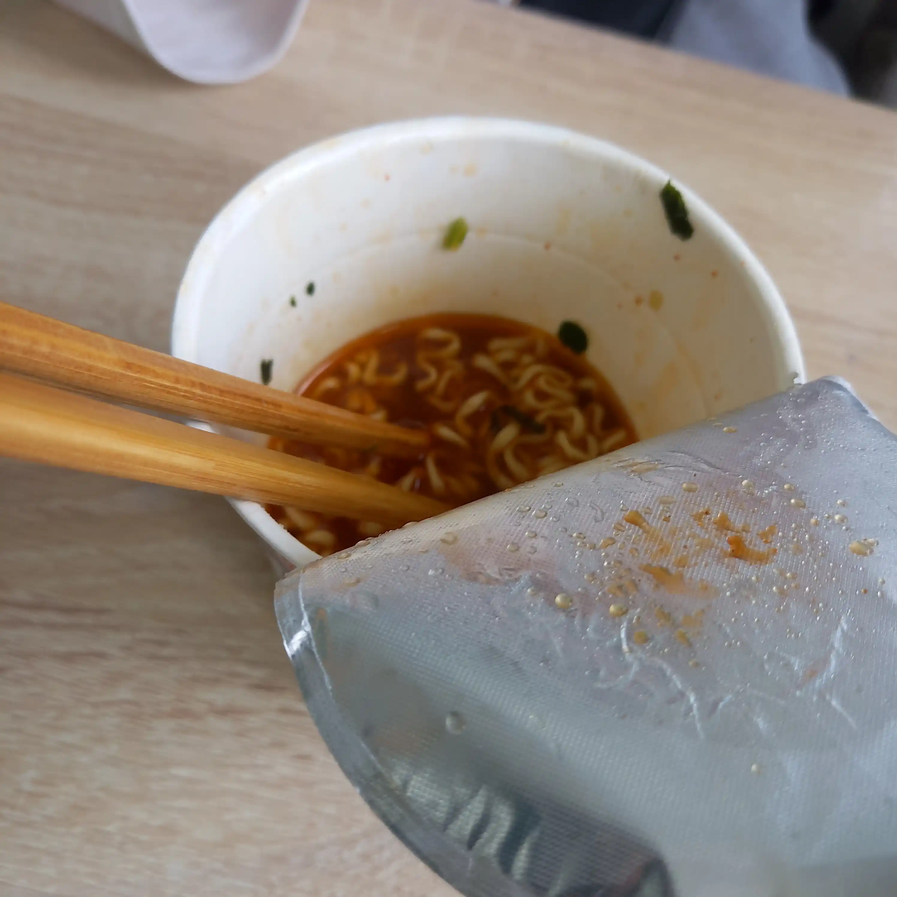 Jin Ramen Cup Mild stakanidagi tez tayyorlanadigan noodle, achchiq ta'mi, 65 g