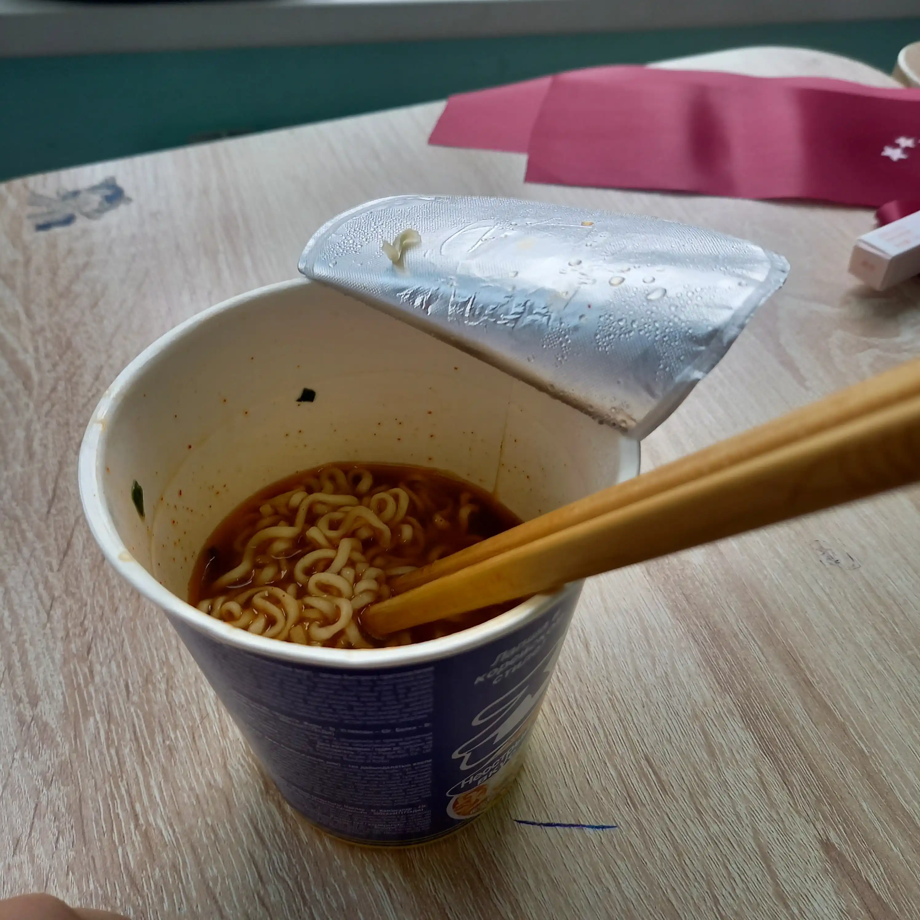 Jin Ramen Cup Mild stakanidagi tez tayyorlanadigan noodle, achchiq ta'mi, 65 g