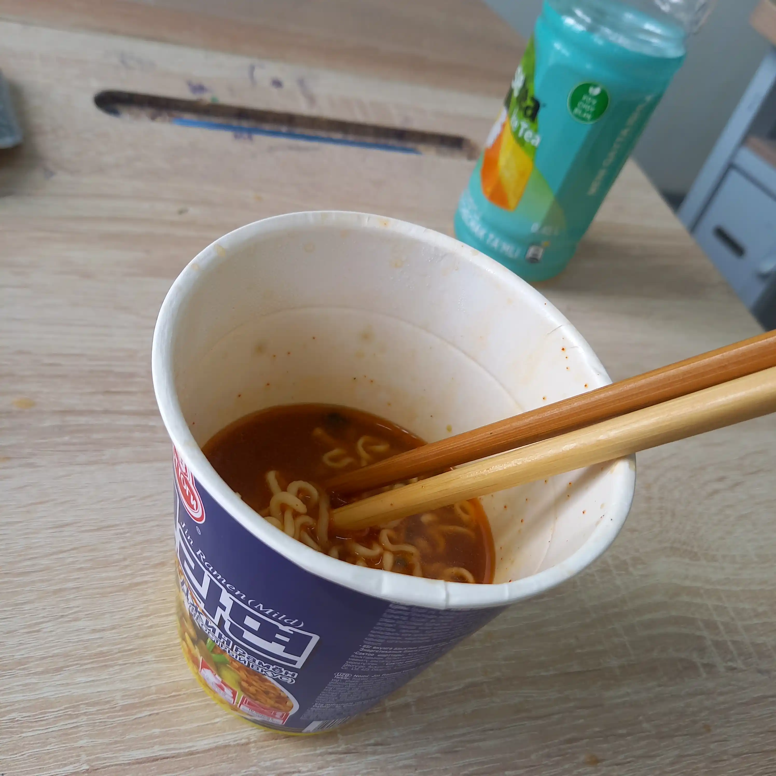 Jin Ramen Cup Mild stakanidagi tez tayyorlanadigan noodle, achchiq ta'mi, 65 g
