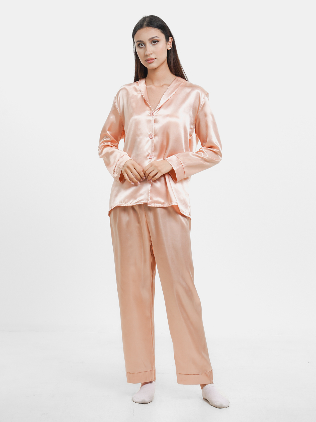 It uslubidagi yalangoch, chiroyli qizning fotosurati