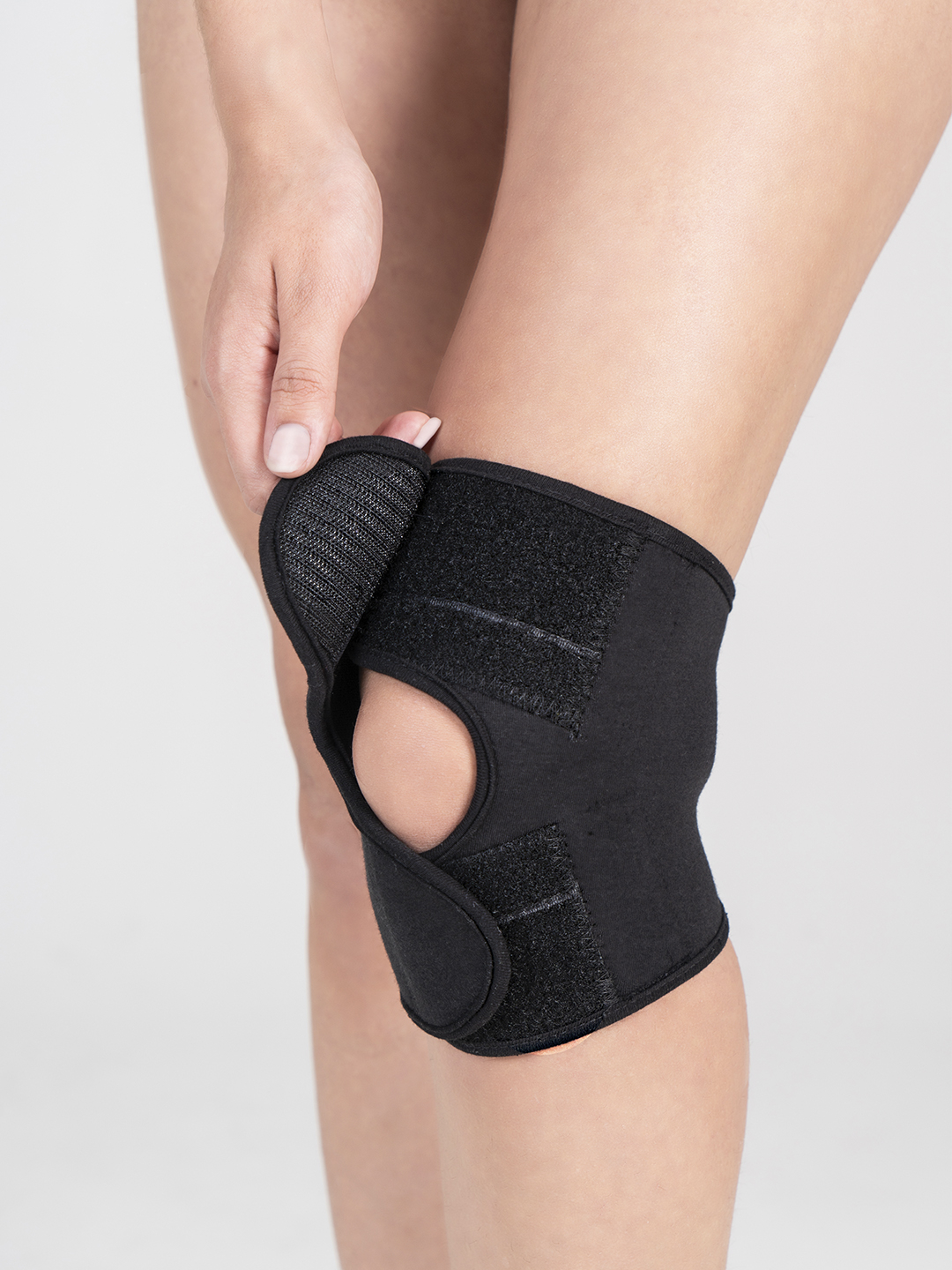 Omma oldida chuqur tomoq berishga majbur Chubby uning külotlarini yechdi