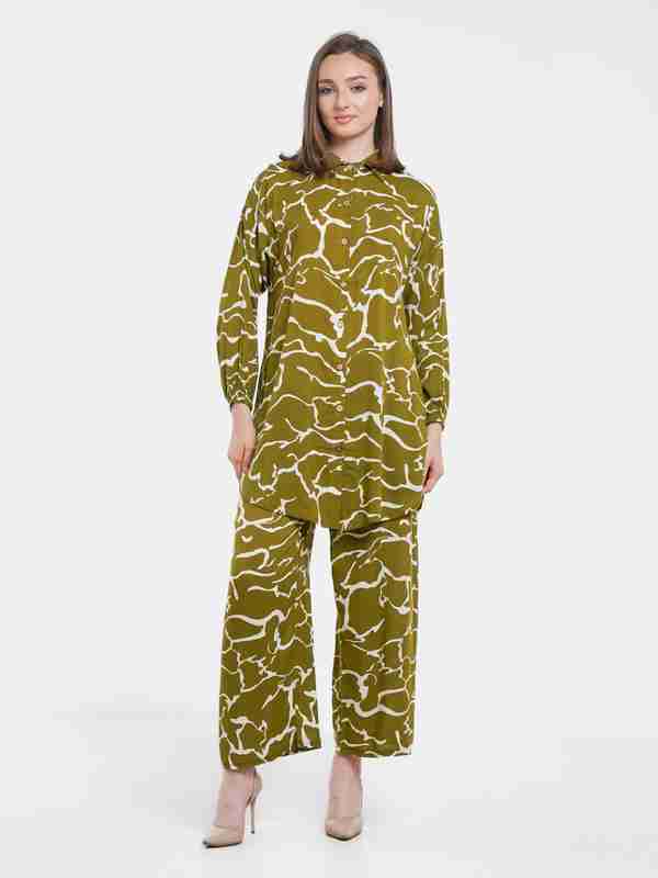 Ayol ozining mushukiga narsalarni yopishtiradi Ayol ozining mushukiga narsalarni yopishtiradi