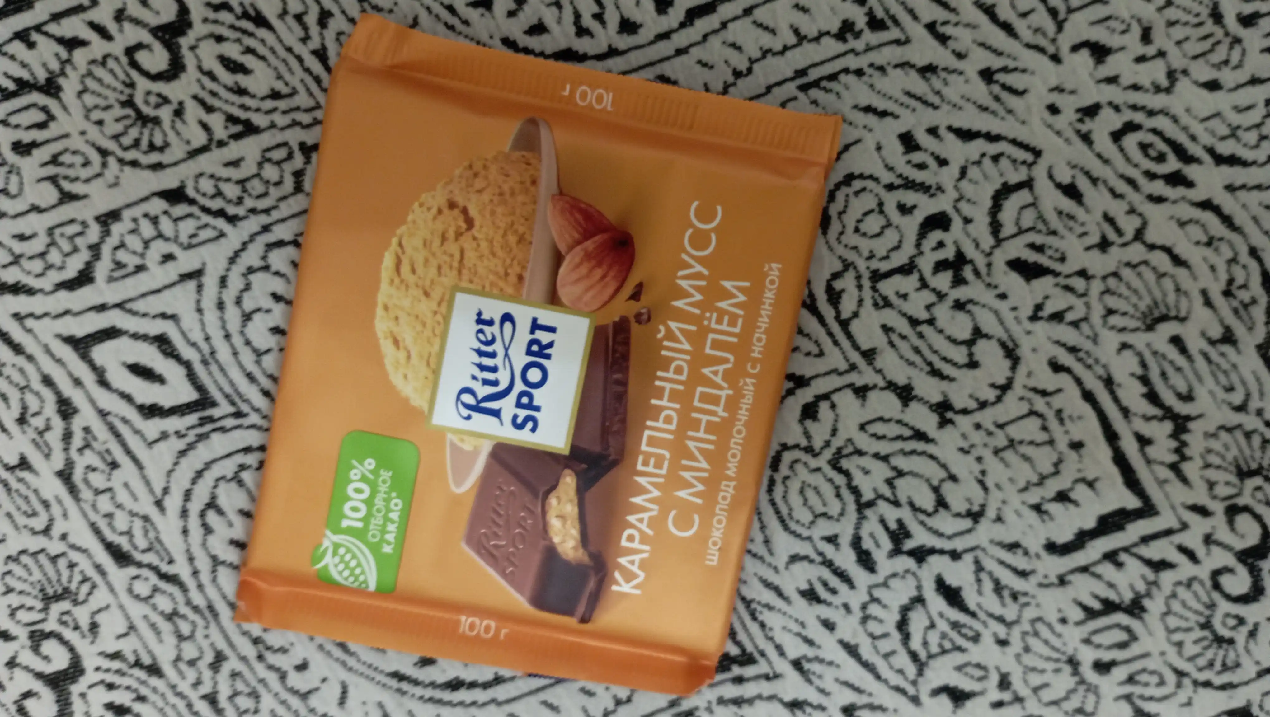 Ritter Sport sutli shokoladi, karamel mussi va bodom nachinka bilan, 100 g