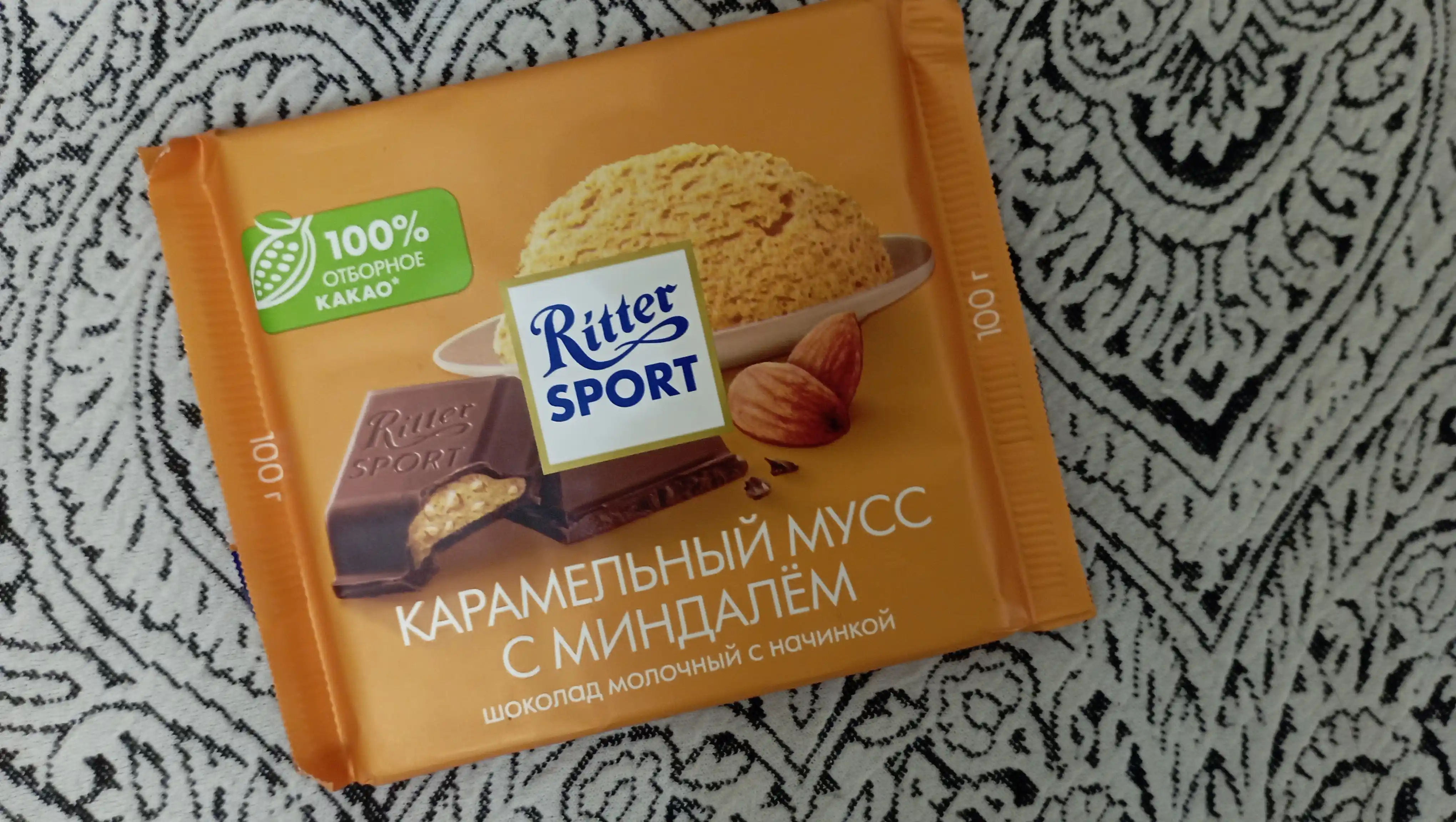 Ritter Sport sutli shokoladi, karamel mussi va bodom nachinka bilan, 100 g