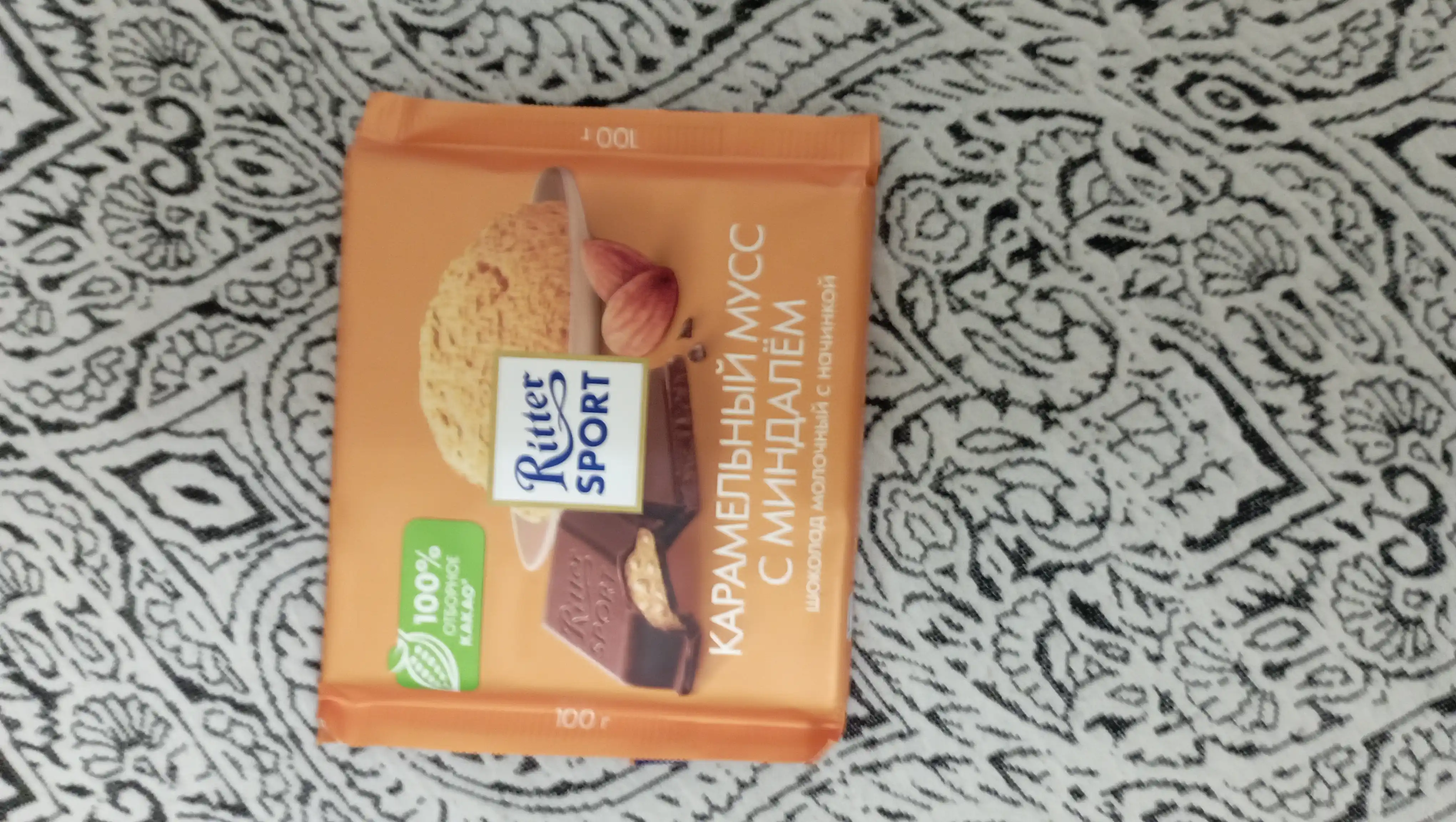 Ritter Sport sutli shokoladi, karamel mussi va bodom nachinka bilan, 100 g