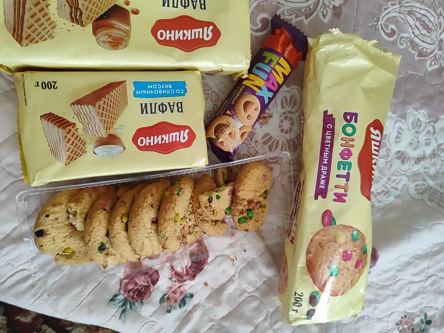Yog'li pechenye Yashkino, rangli draje bilan, 200 g