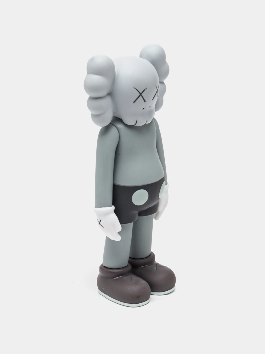 Sovg‘a qutisi bilan Kaws besh yillik haykalchasi, interyer dizayni uchun, bearbrik qavs