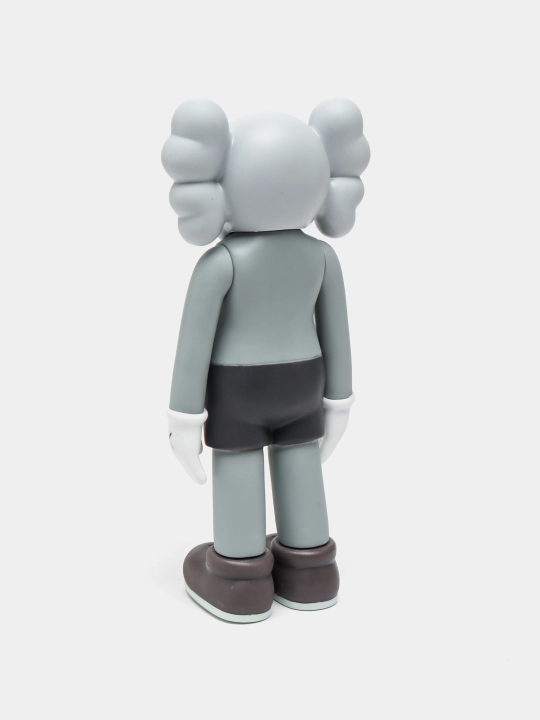 Sovg‘a qutisi bilan Kaws besh yillik haykalchasi, interyer dizayni uchun, bearbrik qavs