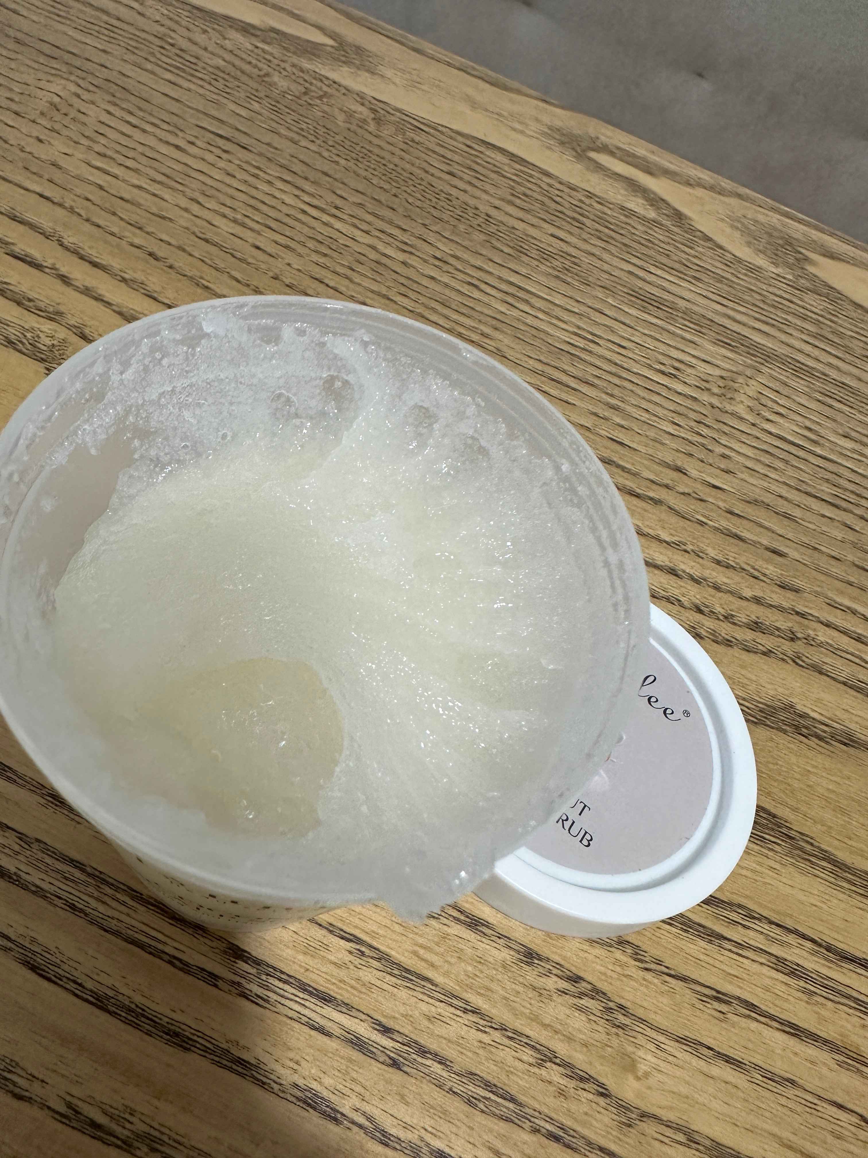 Aisunlee Coconut Scalp Scrub — dengiz tuzi bilan tozalovchi shampun-skrab, 250 ml