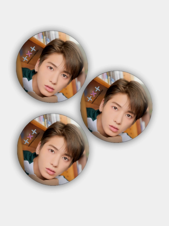 Shtamplangan nishonlar TXT guruhining solistlari, 58 mm