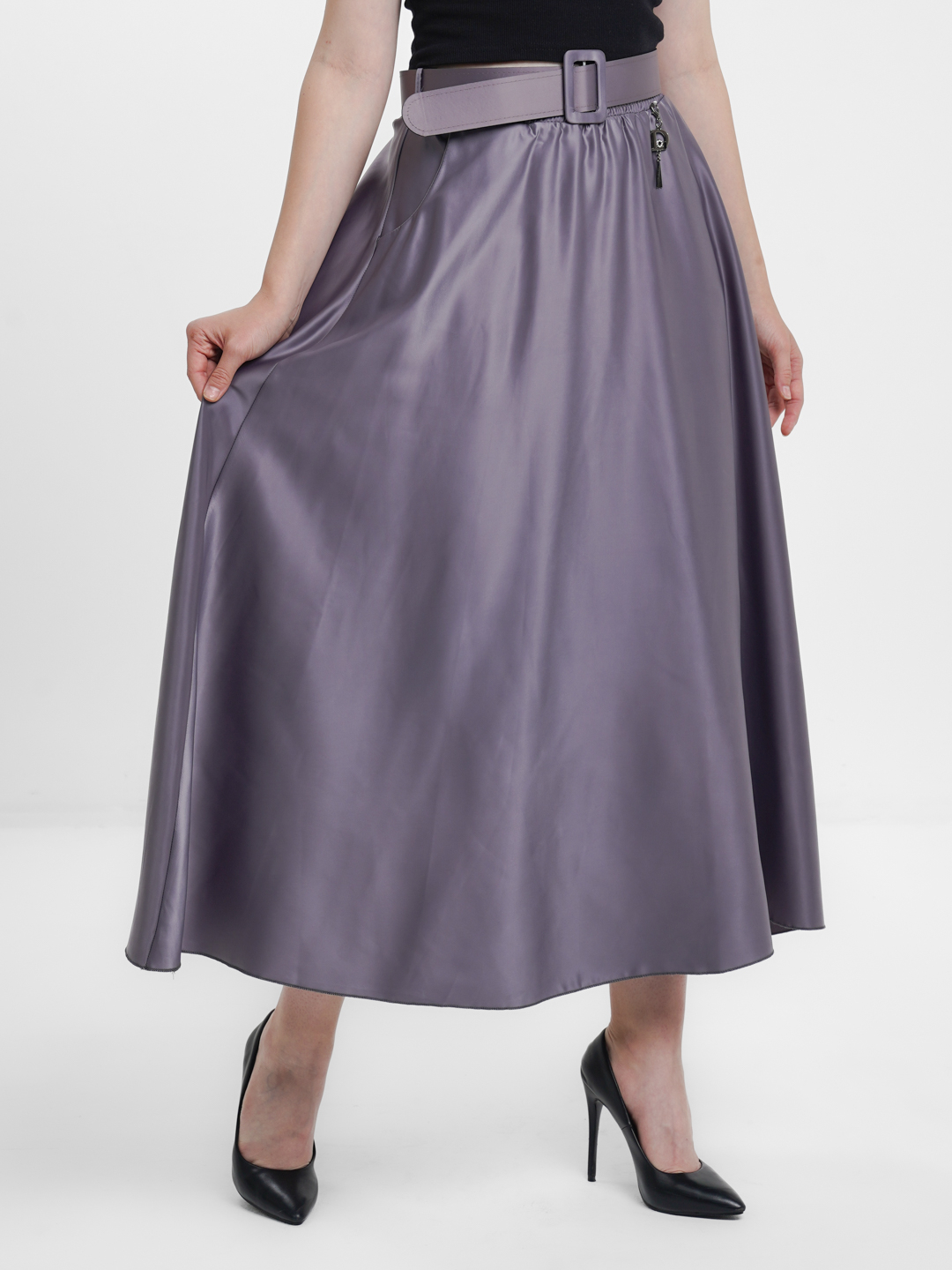 Yubkalar ostidagi etuk ayollar mushuklarining fotosuratlari