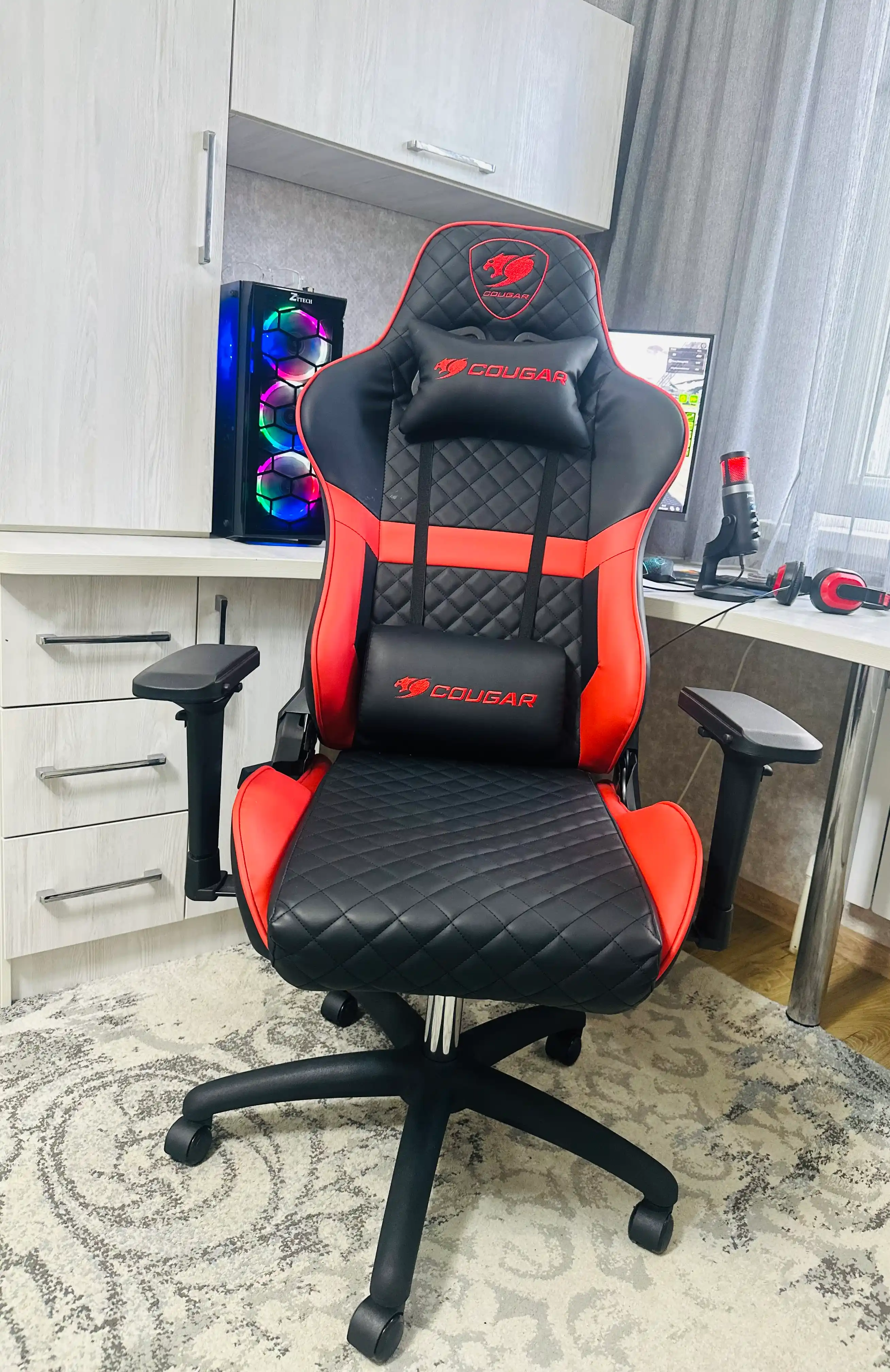 Игровое кресло Cougar Armor ONE, облегающий дизайн, с высокой спинкой