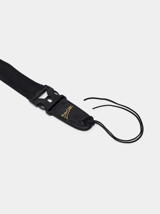 DEVISER sozlanishi gitara tasmasi. Teri mahkamlash. Maqola raqami PE-A26 BK. Qora rang